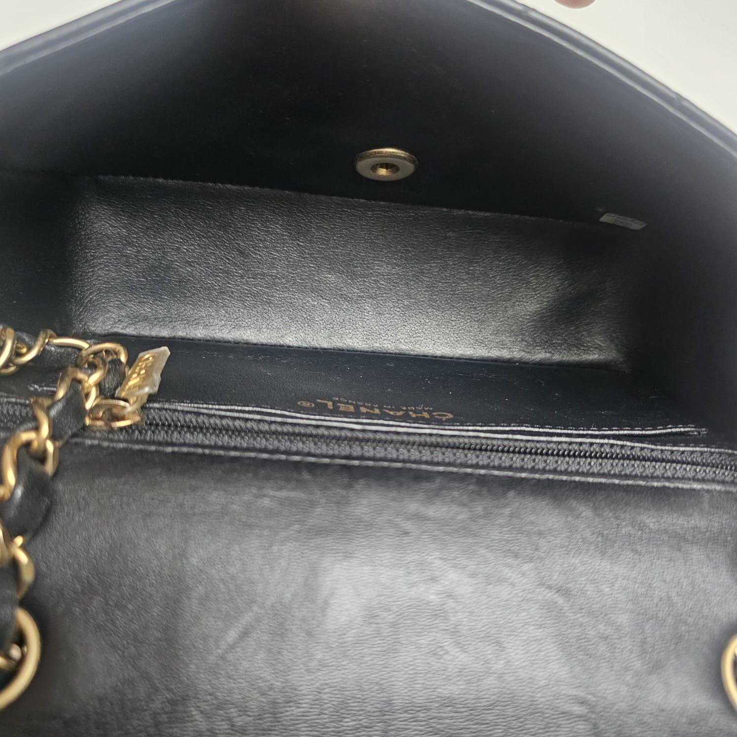 Chanel - Mini sac classique à rabat en cuir d'agneau noir - Amulette d'Égypte en vente 3