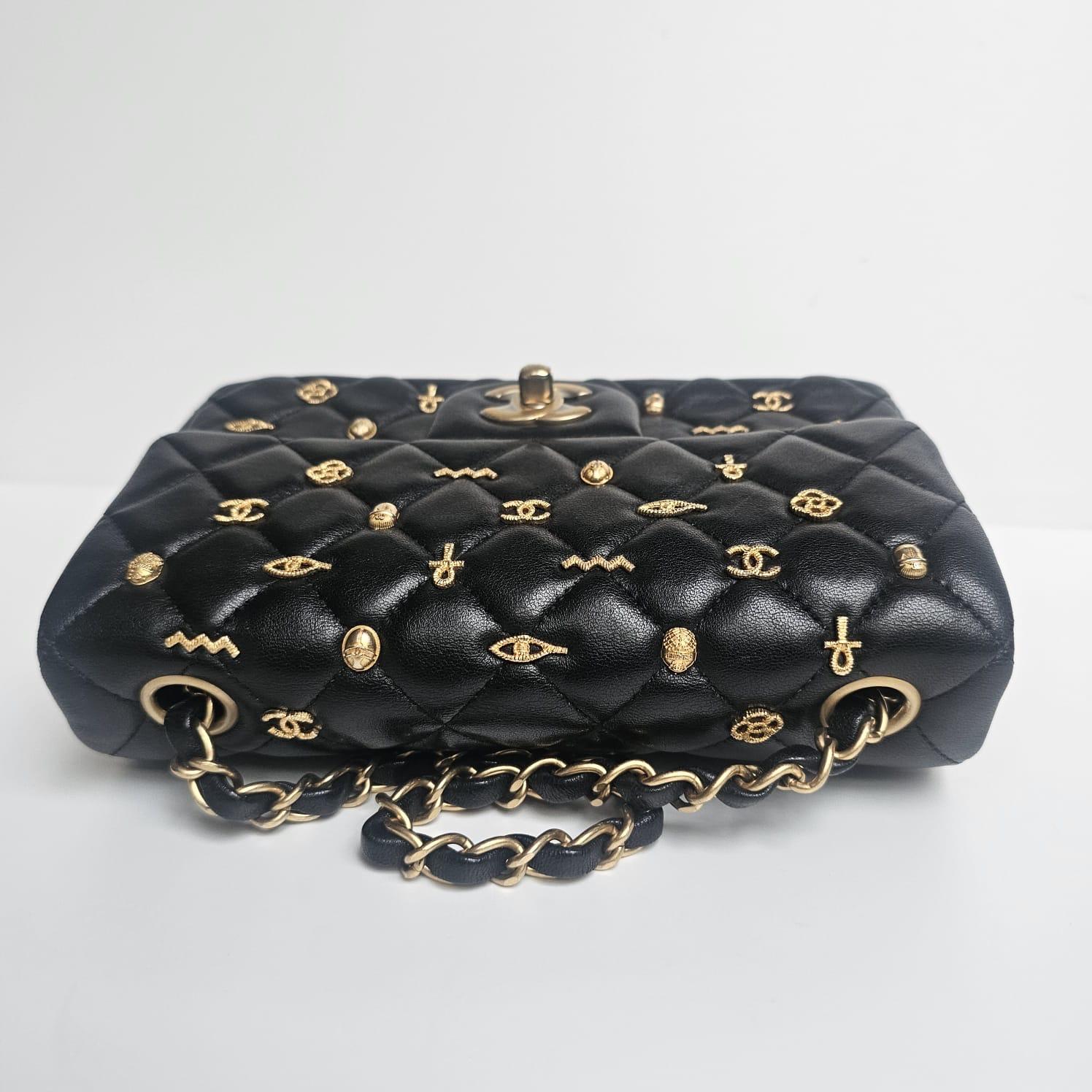 Chanel - Mini sac classique à rabat en cuir d'agneau noir - Amulette d'Égypte en vente 6