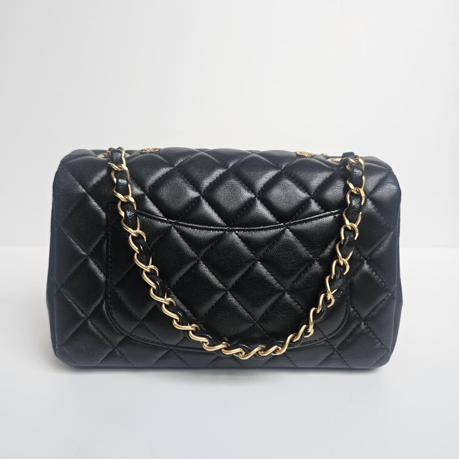 Chanel - Mini sac classique à rabat en cuir d'agneau noir - Amulette d'Égypte en vente 7
