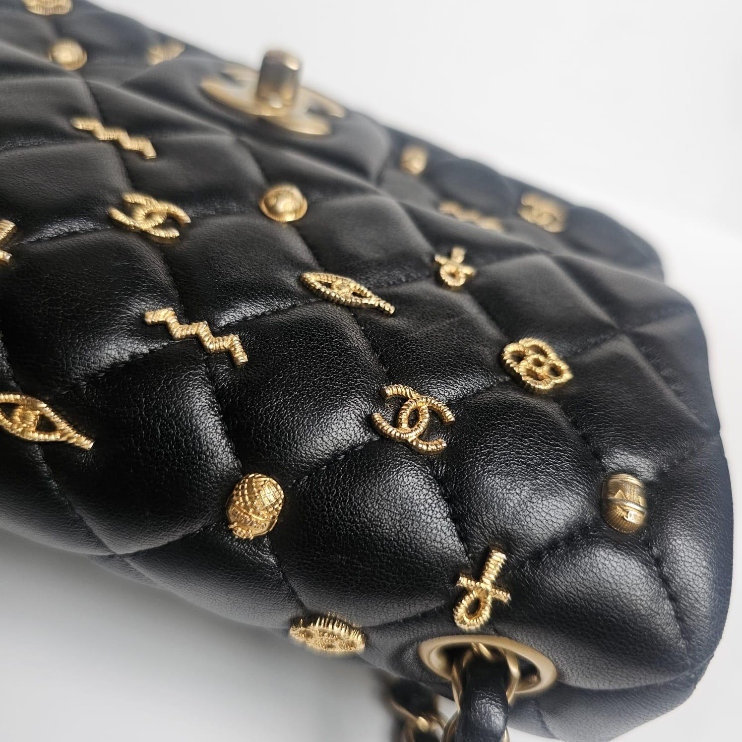 Chanel - Mini sac classique à rabat en cuir d'agneau noir - Amulette d'Égypte en vente 8
