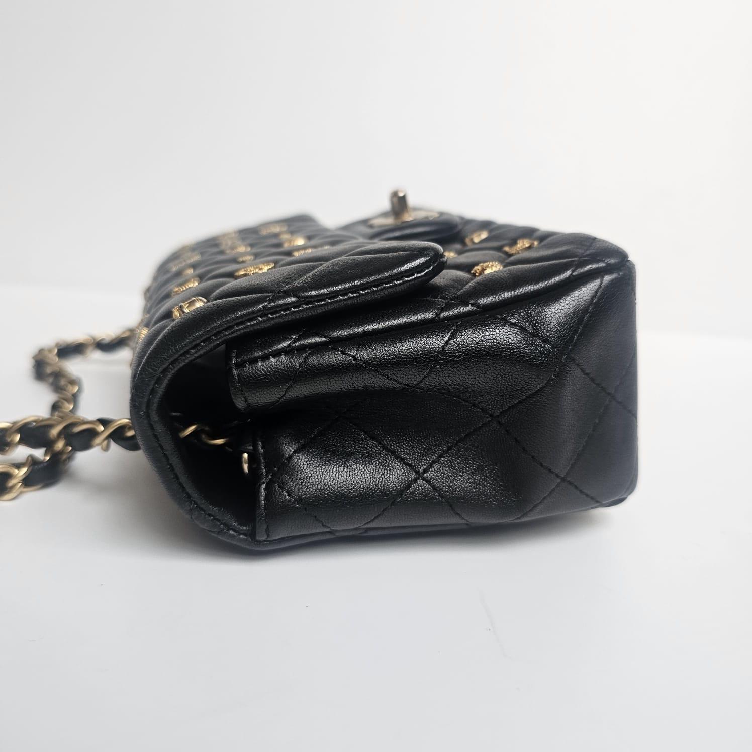 Chanel - Mini sac classique à rabat en cuir d'agneau noir - Amulette d'Égypte en vente 9