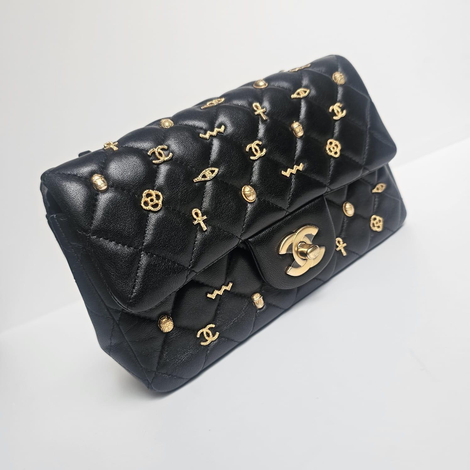 Chanel - Mini sac classique à rabat en cuir d'agneau noir - Amulette d'Égypte en vente 11