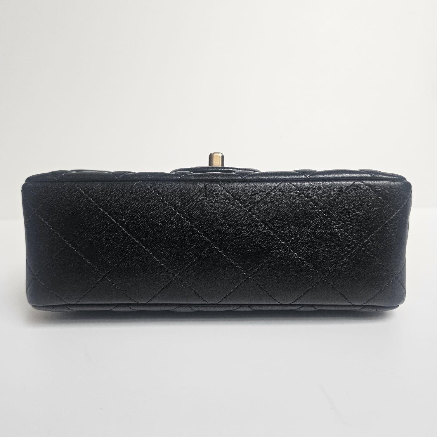 Chanel - Mini sac classique à rabat en cuir d'agneau noir - Amulette d'Égypte en vente 12