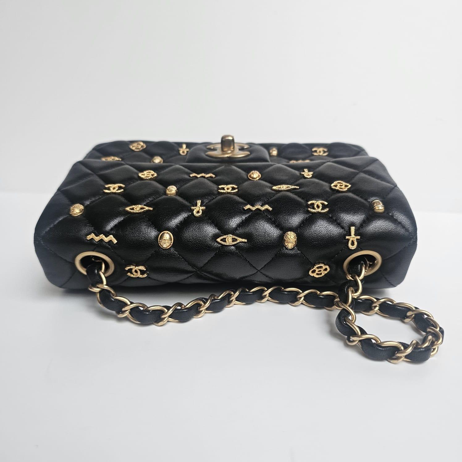 Chanel - Mini sac classique à rabat en cuir d'agneau noir - Amulette d'Égypte en vente 13
