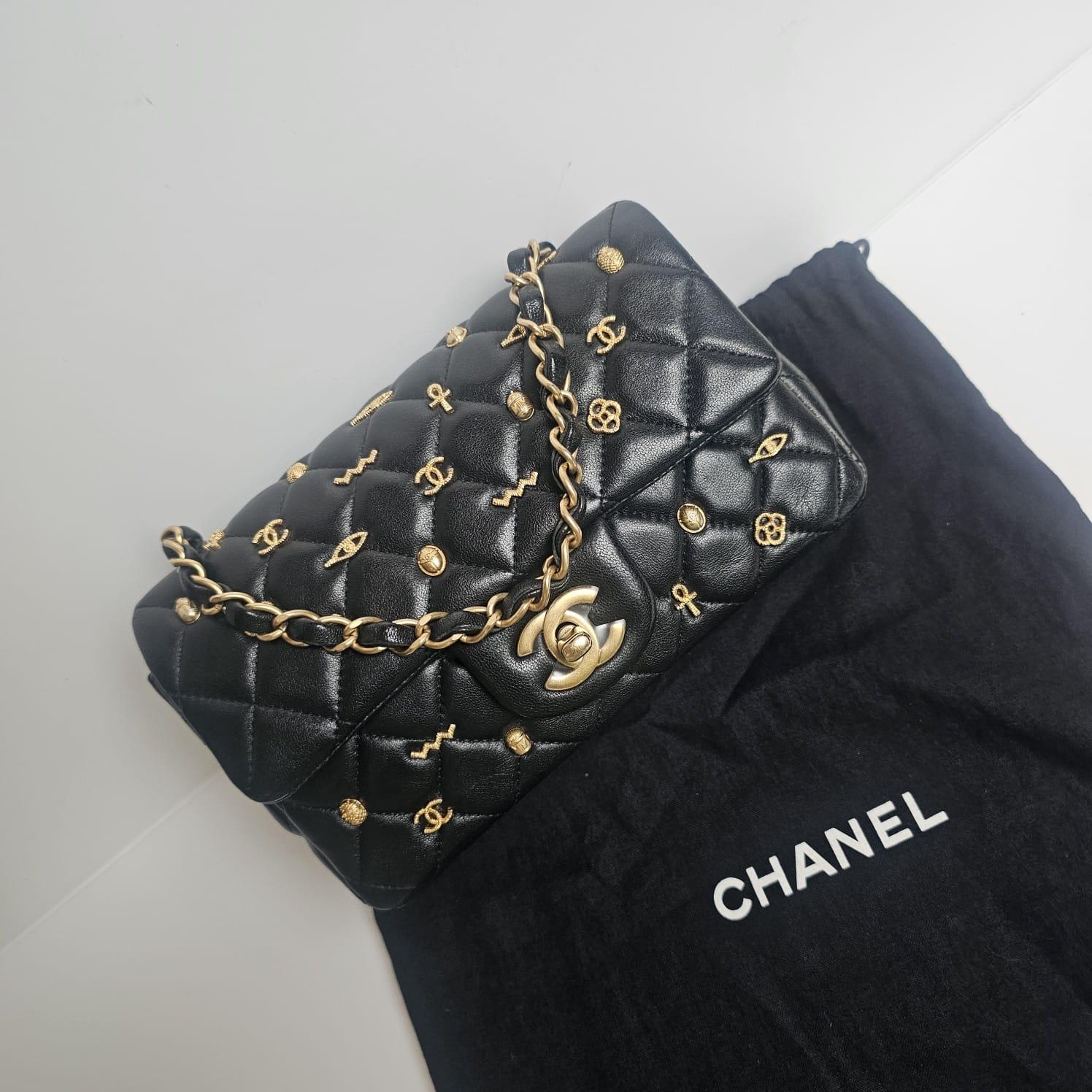 Chanel - Mini sac classique à rabat en cuir d'agneau noir - Amulette d'Égypte en vente 10