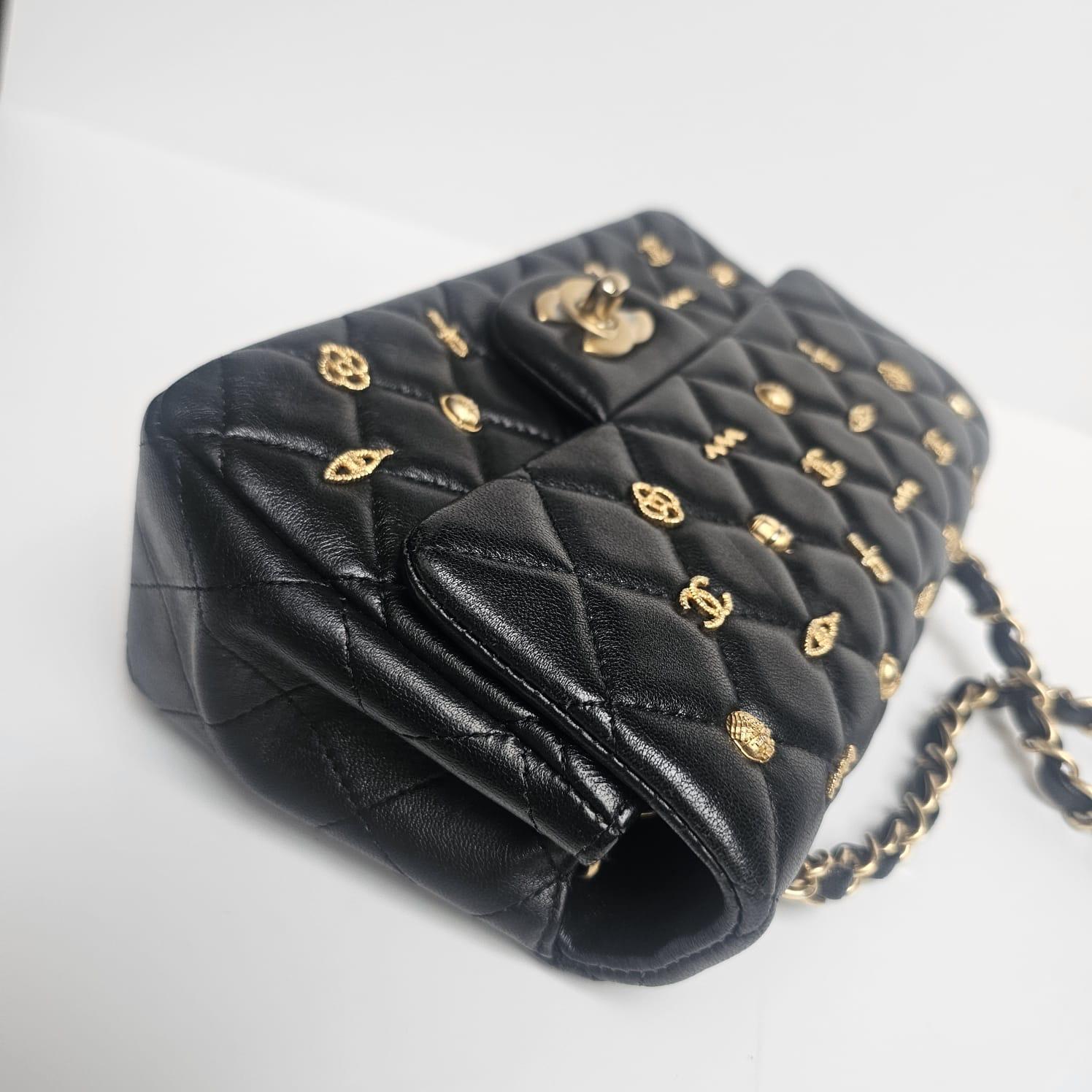 Chanel - Mini sac classique à rabat en cuir d'agneau noir - Amulette d'Égypte en vente 14
