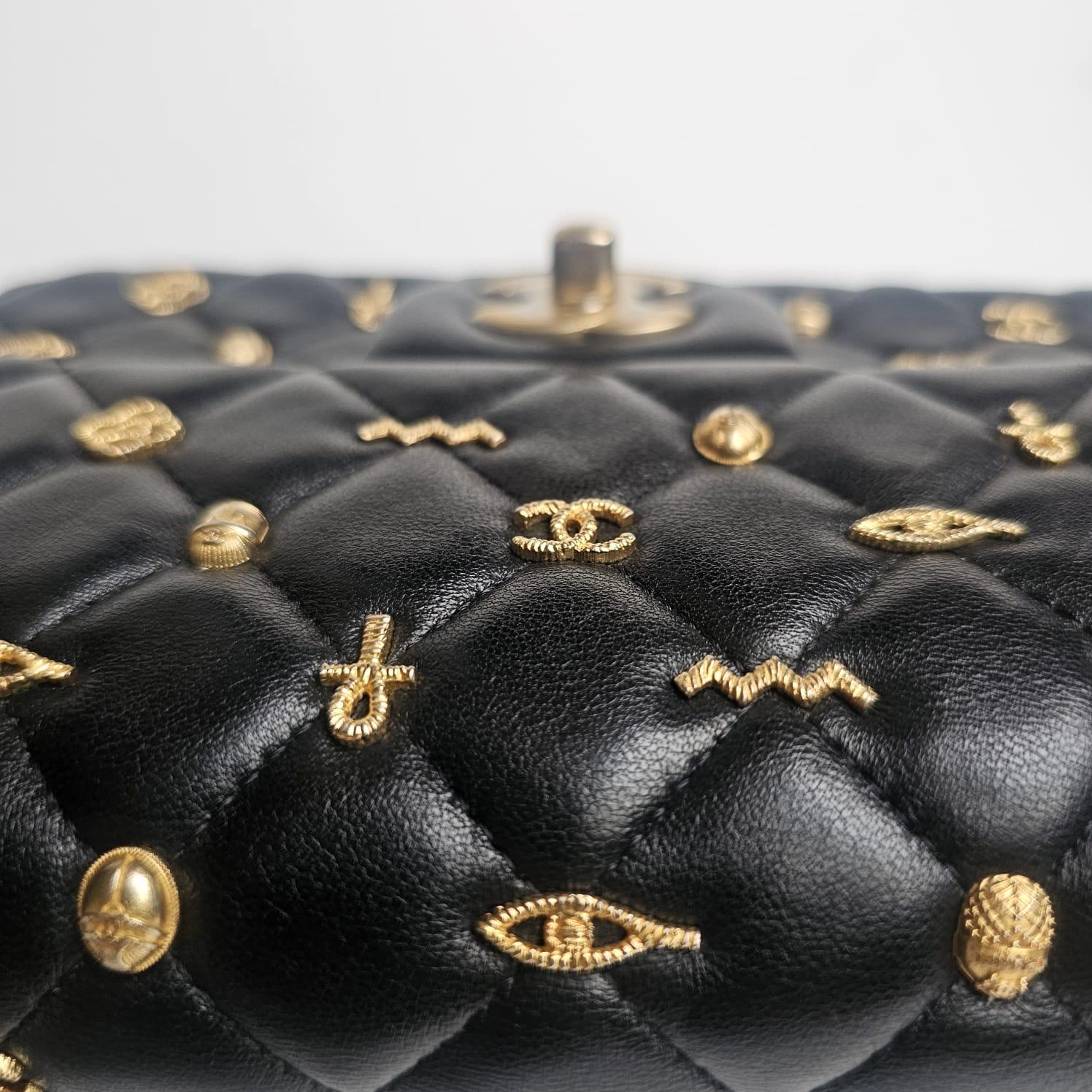 Chanel - Mini sac classique à rabat en cuir d'agneau noir - Amulette d'Égypte en vente 15