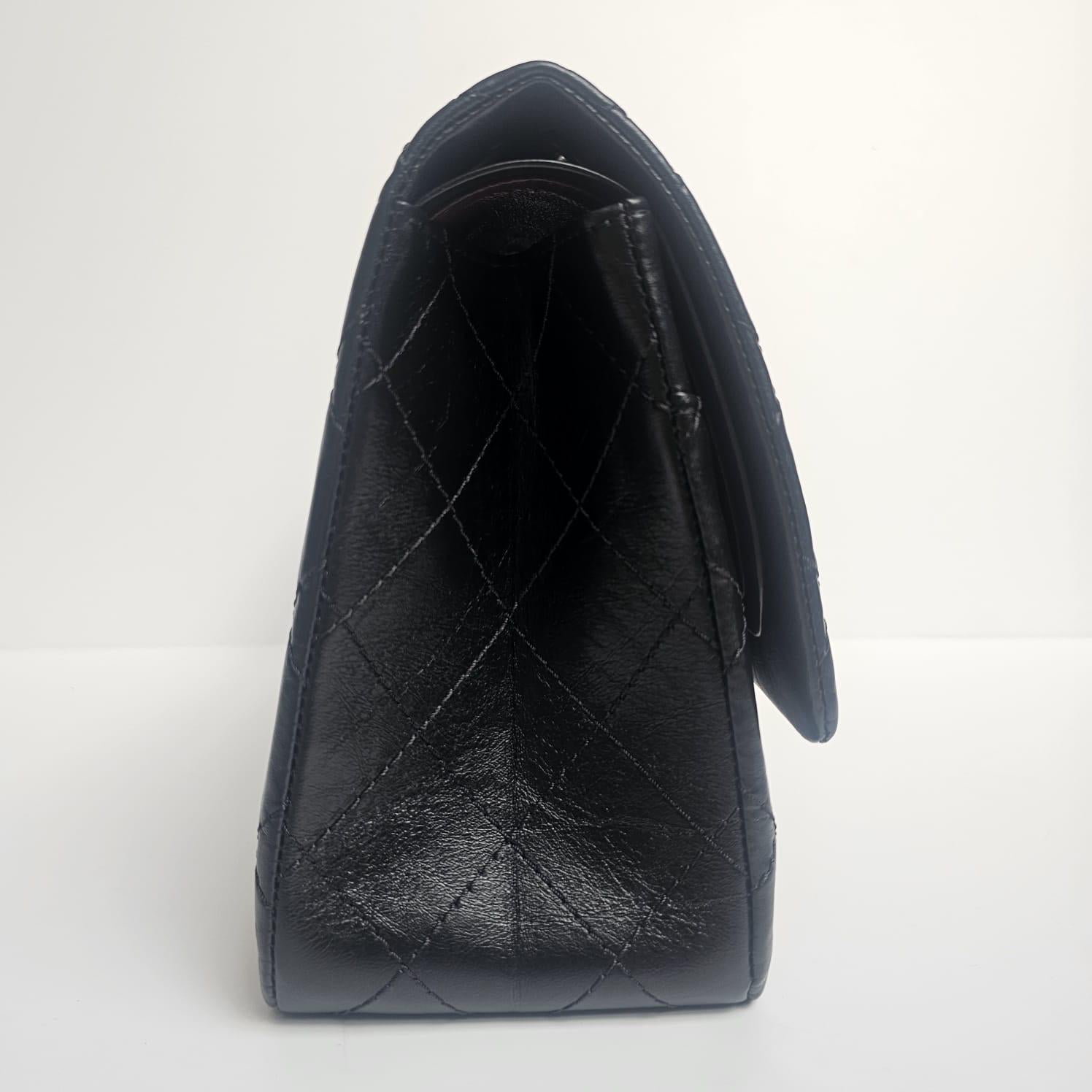 Chanel - Sac à rabat Reissue 227 en cuir de veau froissé noir en vente 2