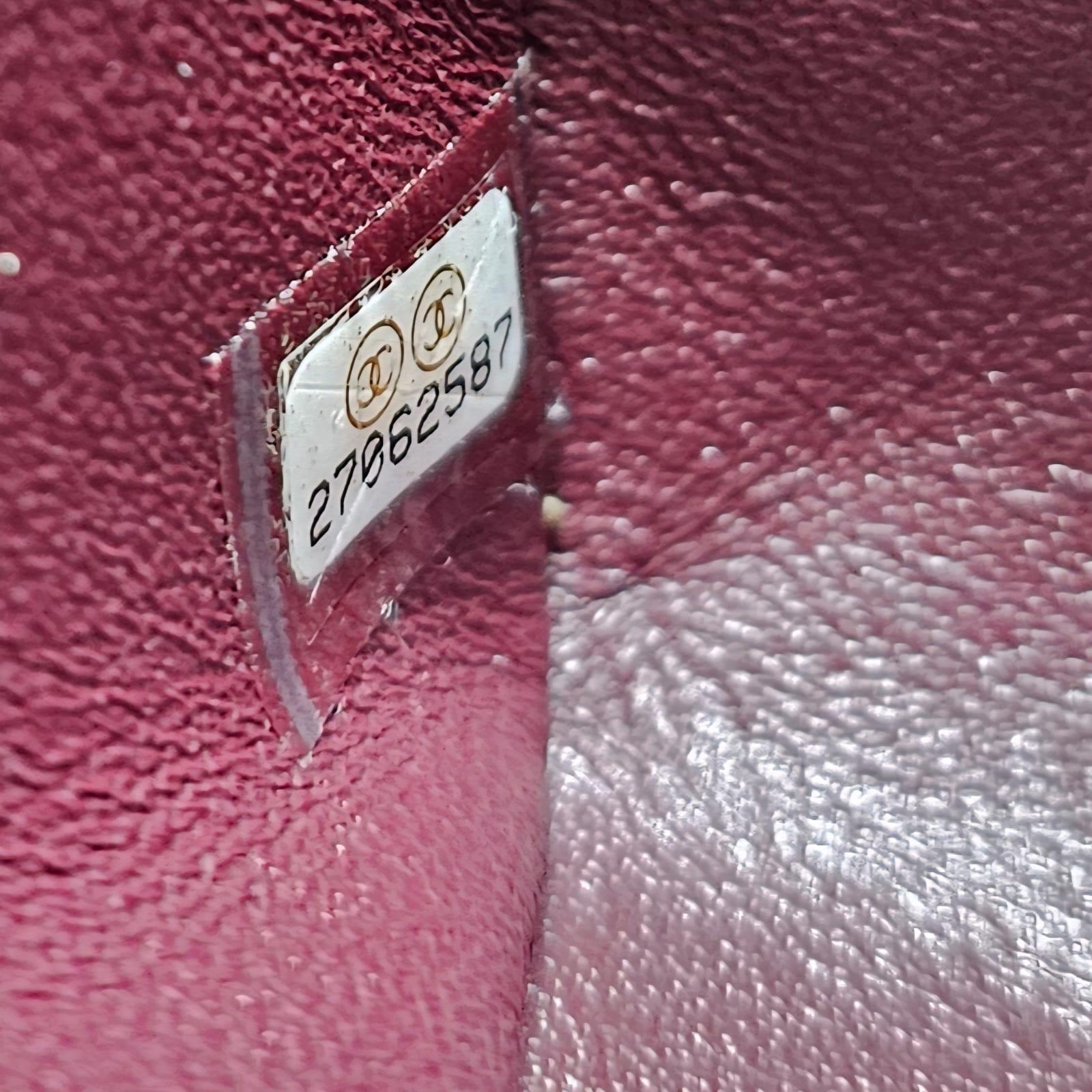 Sacoche classique reissue en taille 227 ou jumbo avec accastillage en ruthénium. Dans l'ensemble, il est encore en très bon état et ne présente pas de signes d'usure significatifs. Petites éraflures sur la surface du cuir et la doublure. Série n°