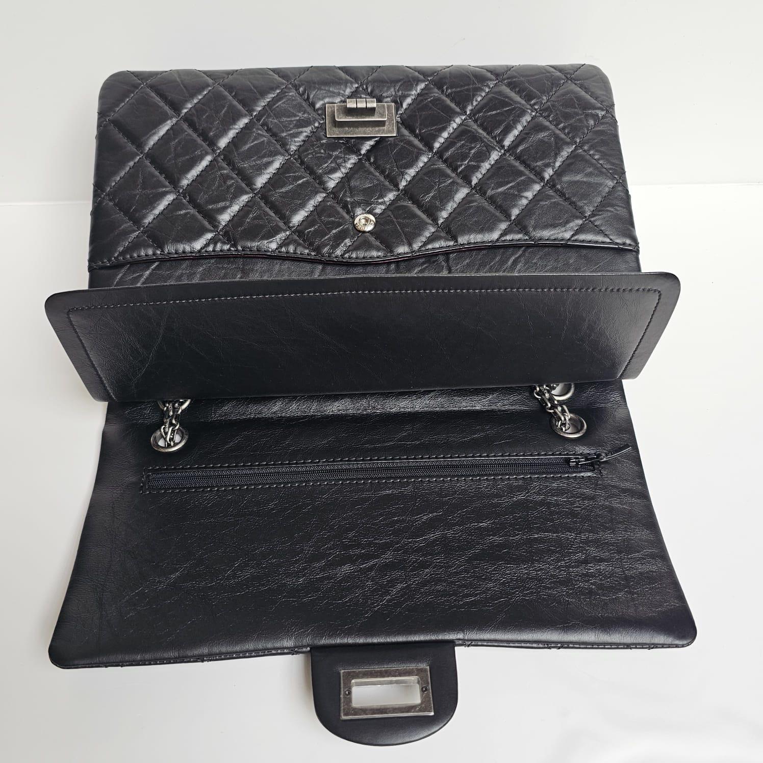 Chanel - Sac à rabat Reissue 227 en cuir de veau froissé noir Unisexe en vente