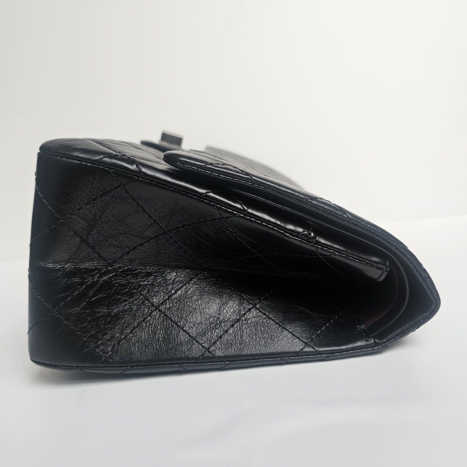 Chanel - Sac à rabat Reissue 227 en cuir de veau froissé noir en vente 7