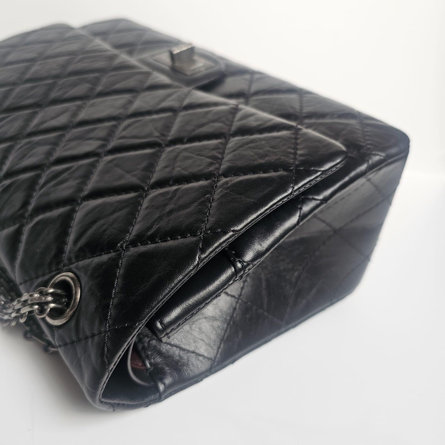Chanel - Sac à rabat Reissue 227 en cuir de veau froissé noir en vente 11