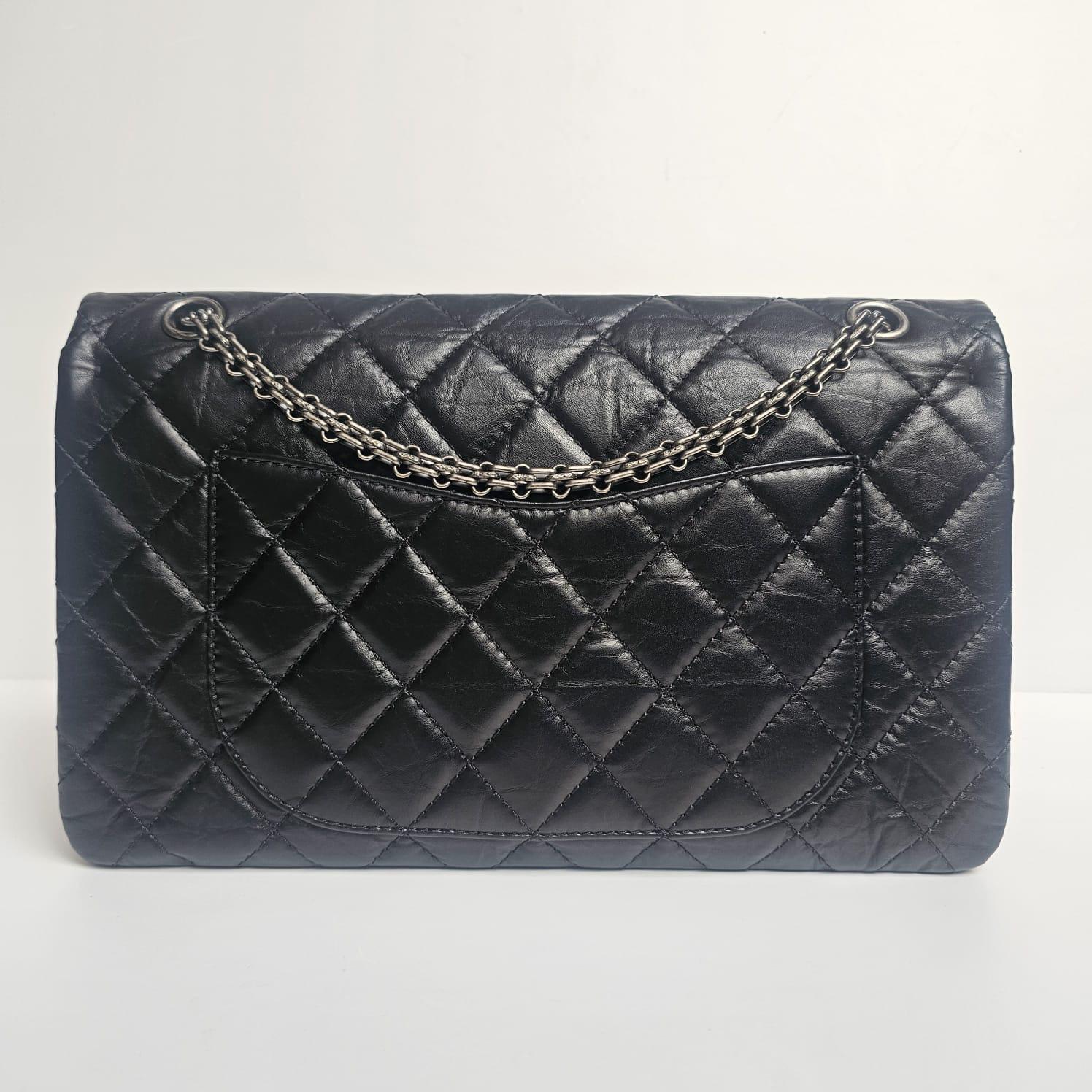 Chanel - Sac à rabat Reissue 227 en cuir de veau froissé noir en vente 12