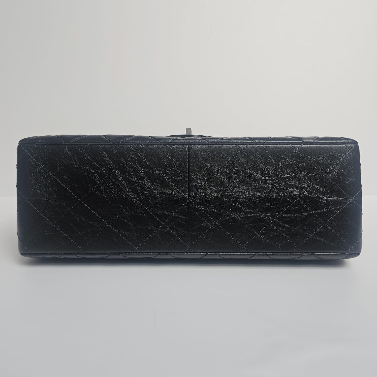 Chanel - Sac à rabat Reissue 227 en cuir de veau froissé noir en vente 13