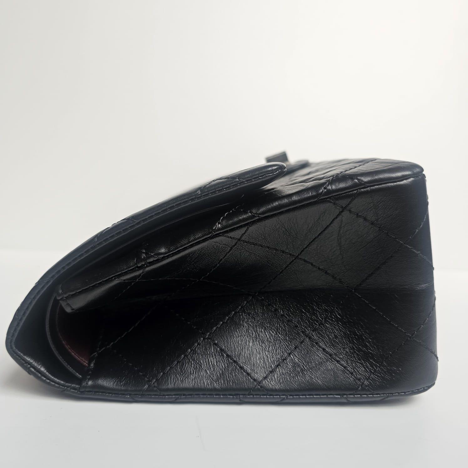 Chanel - Sac à rabat Reissue 227 en cuir de veau froissé noir en vente 9