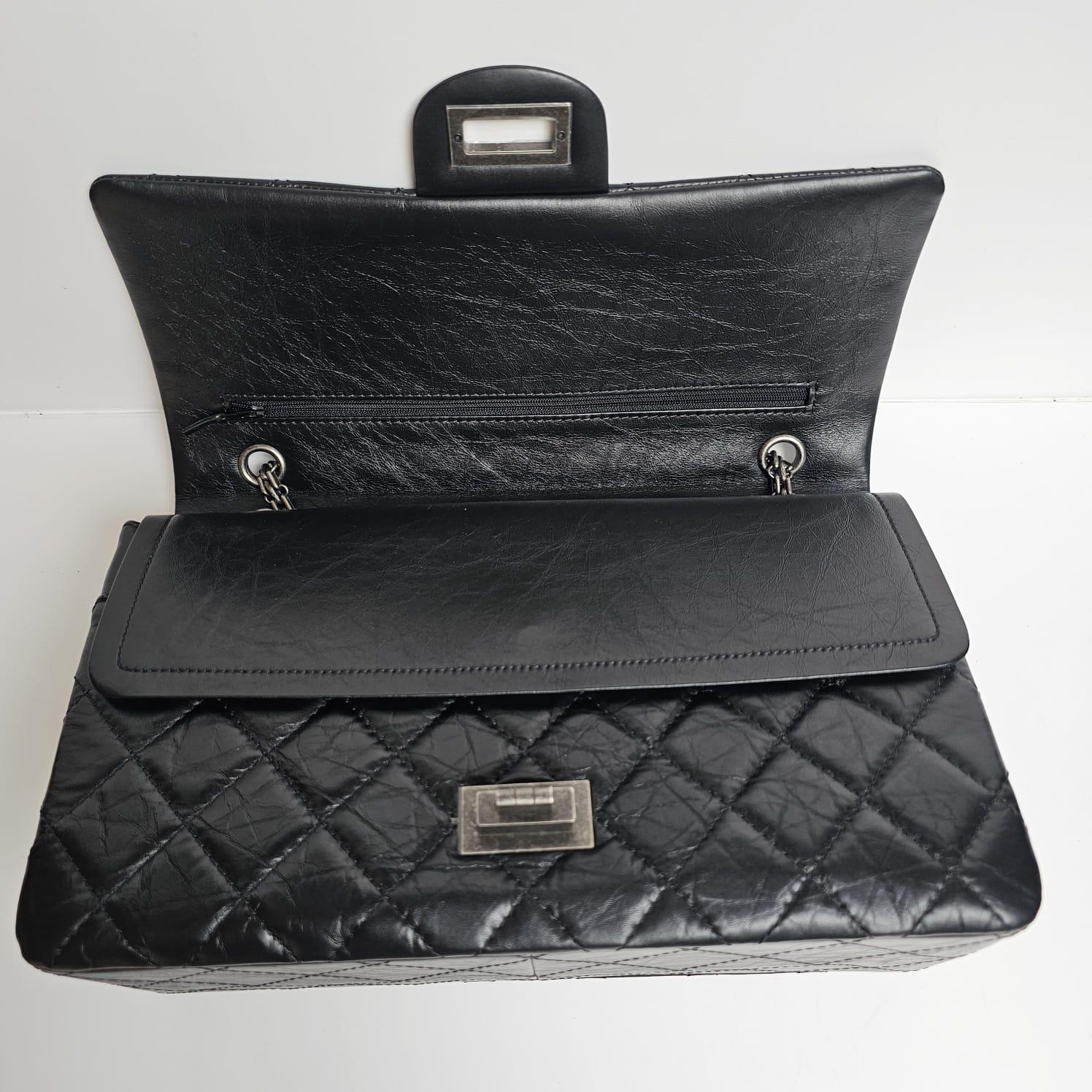 Chanel - Sac à rabat Reissue 227 en cuir de veau froissé noir en vente 10