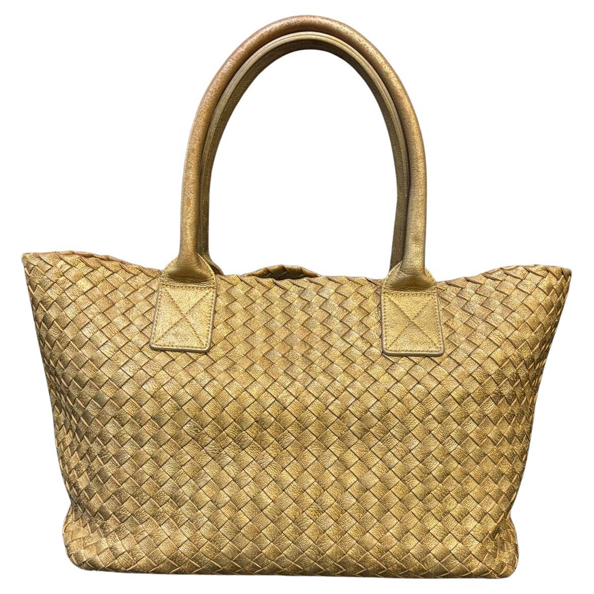 Bottega Veneta Gold gewebte Cabat-Tasche im Angebot