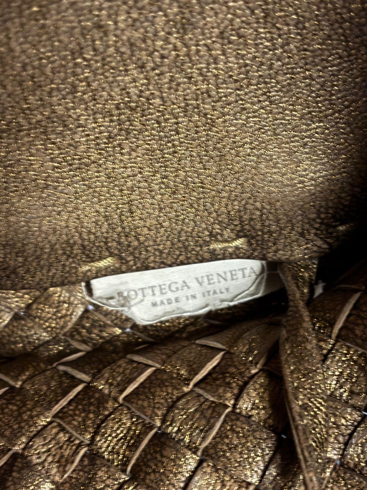 Bottega Veneta Gold gewebte Cabat-Tasche (Braun) im Angebot