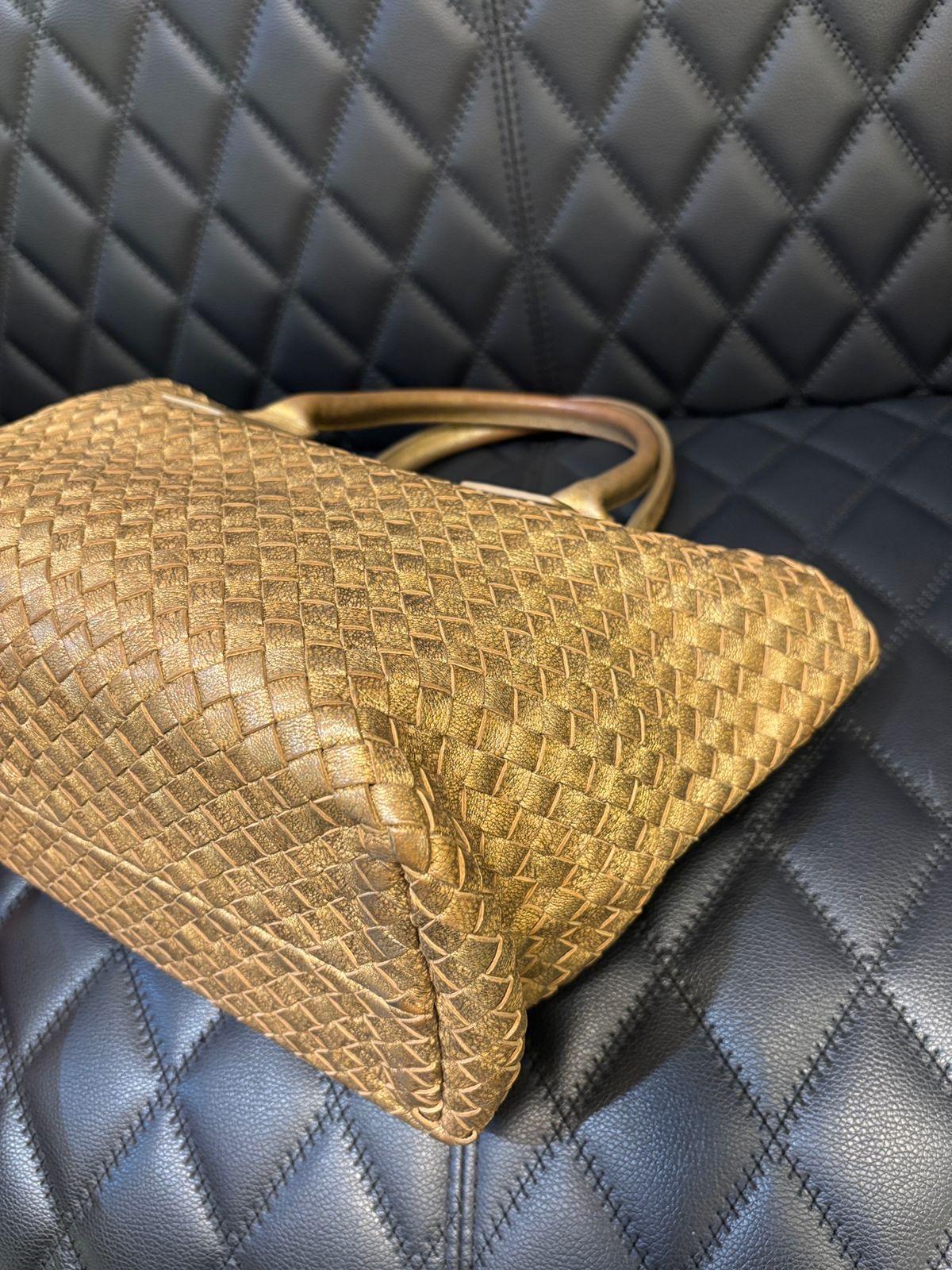 Bottega Veneta Gold gewebte Cabat-Tasche im Zustand „Relativ gut“ im Angebot in Jakarta, Daerah Khusus Ibukota Jakarta