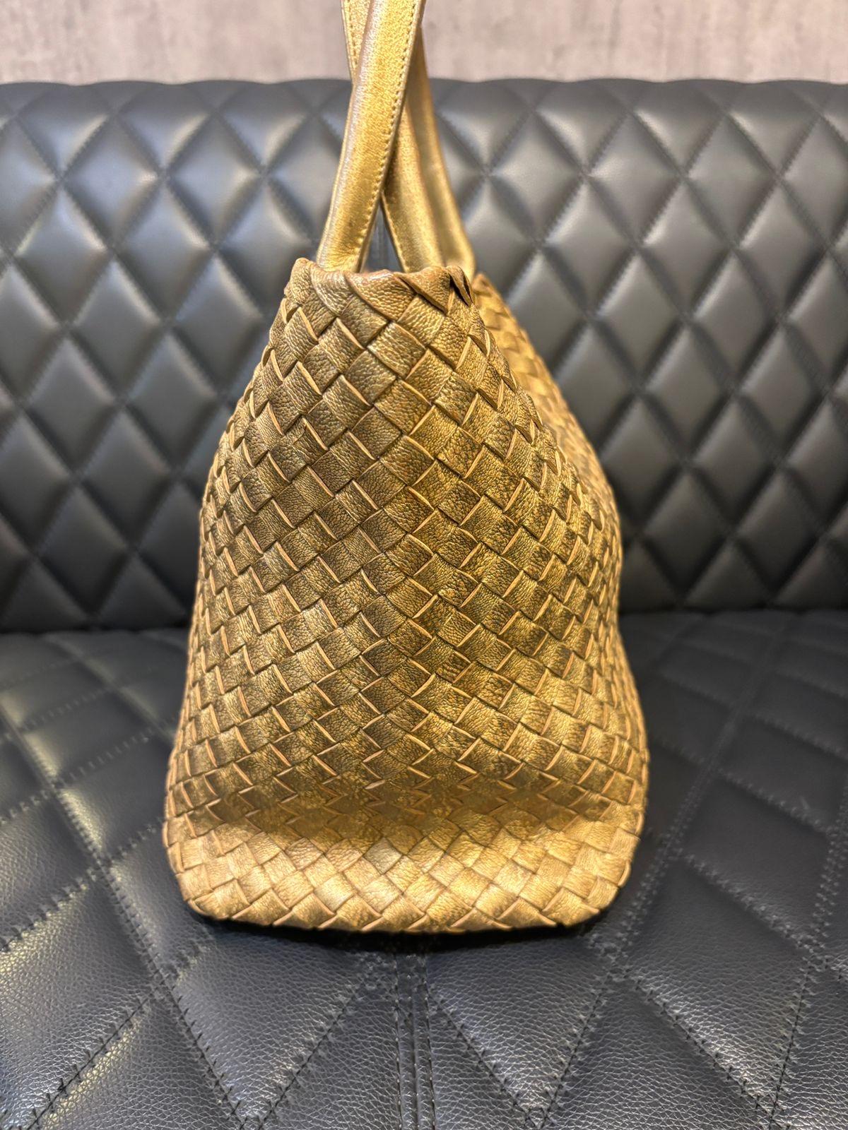 Bottega Veneta Gold gewebte Cabat-Tasche Damen im Angebot