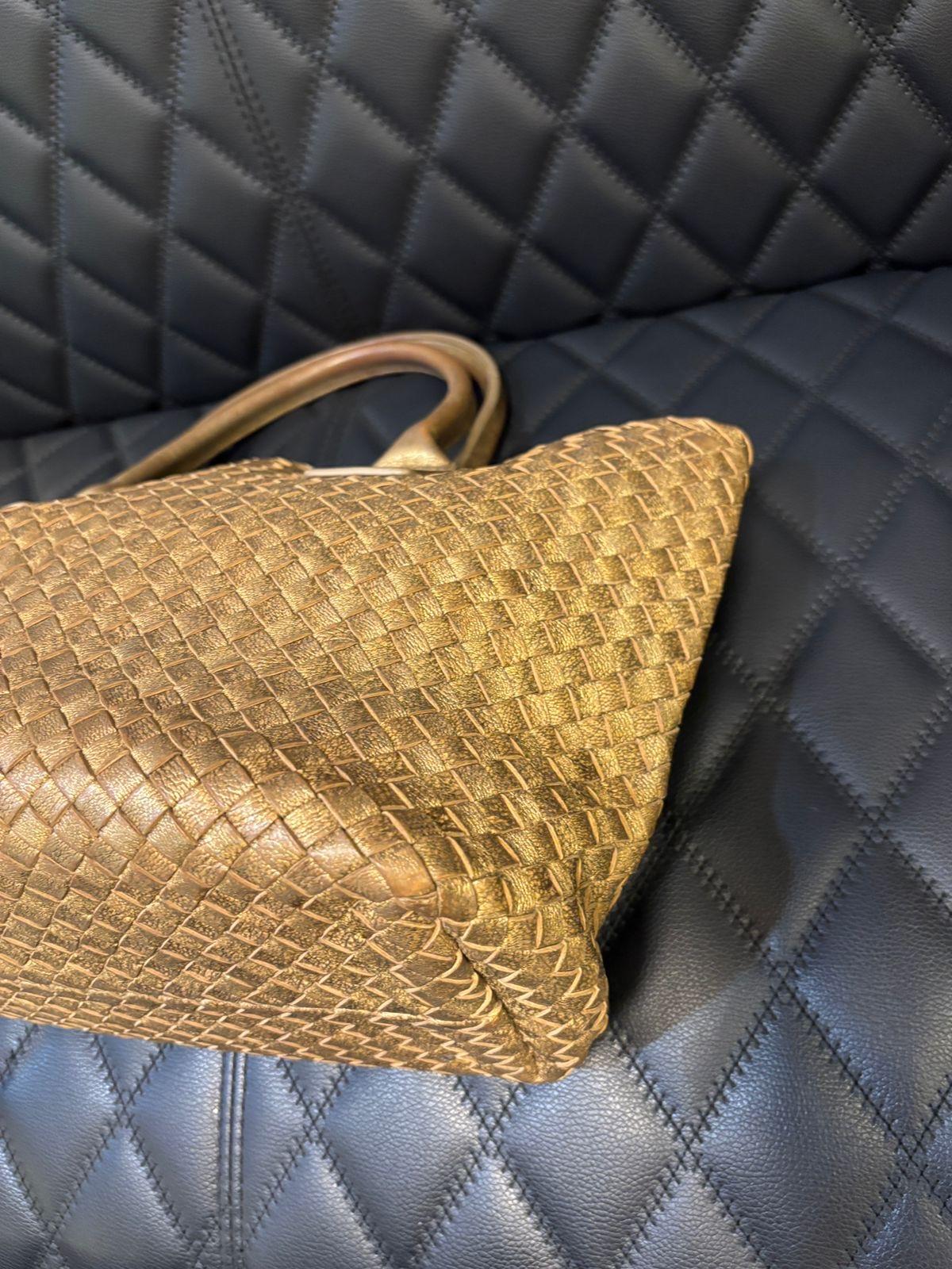 Bottega Veneta Gold gewebte Cabat-Tasche im Angebot 1