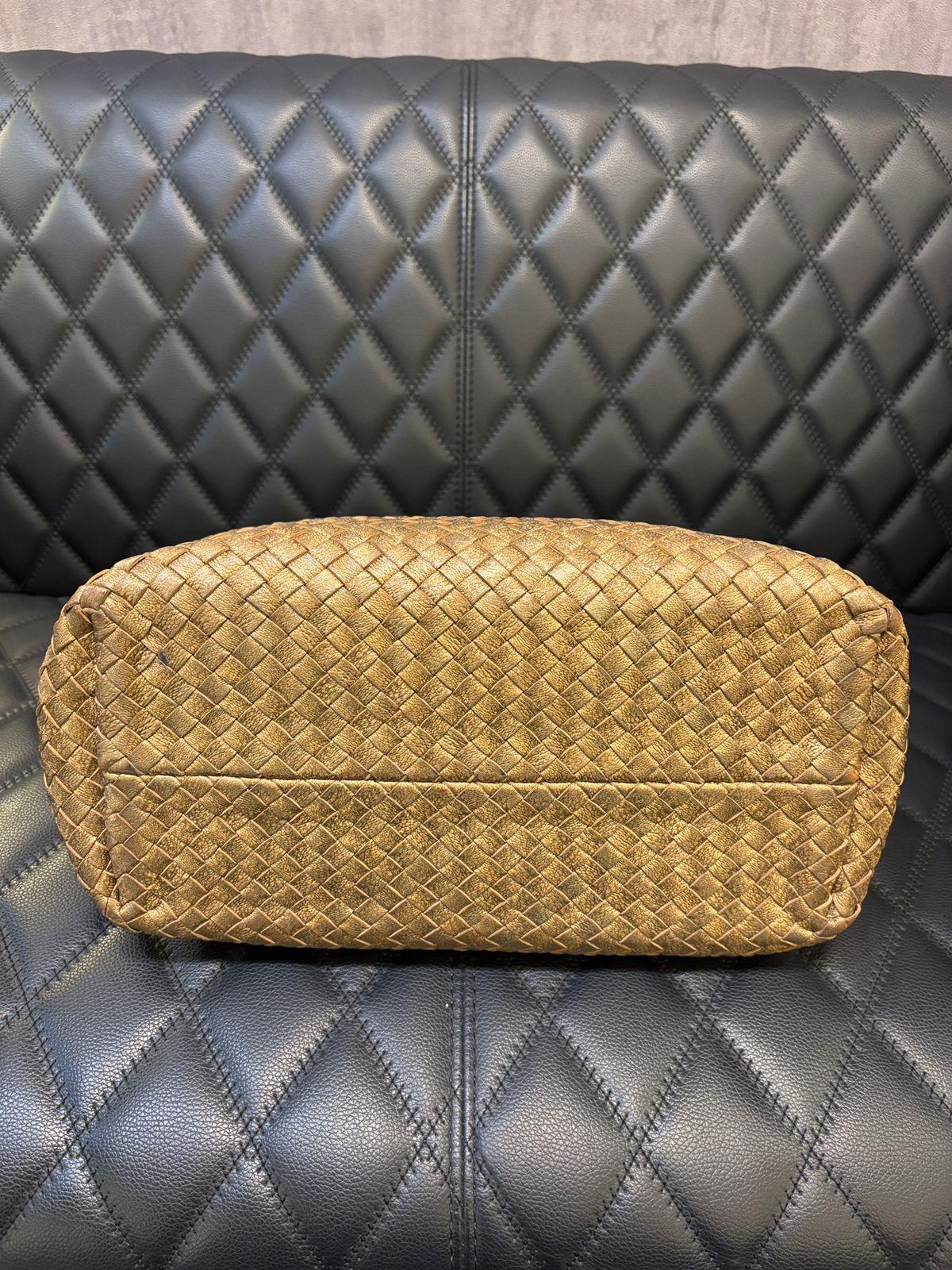 Bottega Veneta Gold gewebte Cabat-Tasche im Angebot 2