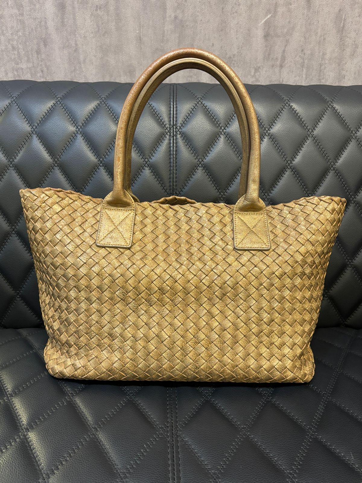 Bottega Veneta Gold gewebte Cabat-Tasche im Angebot 4