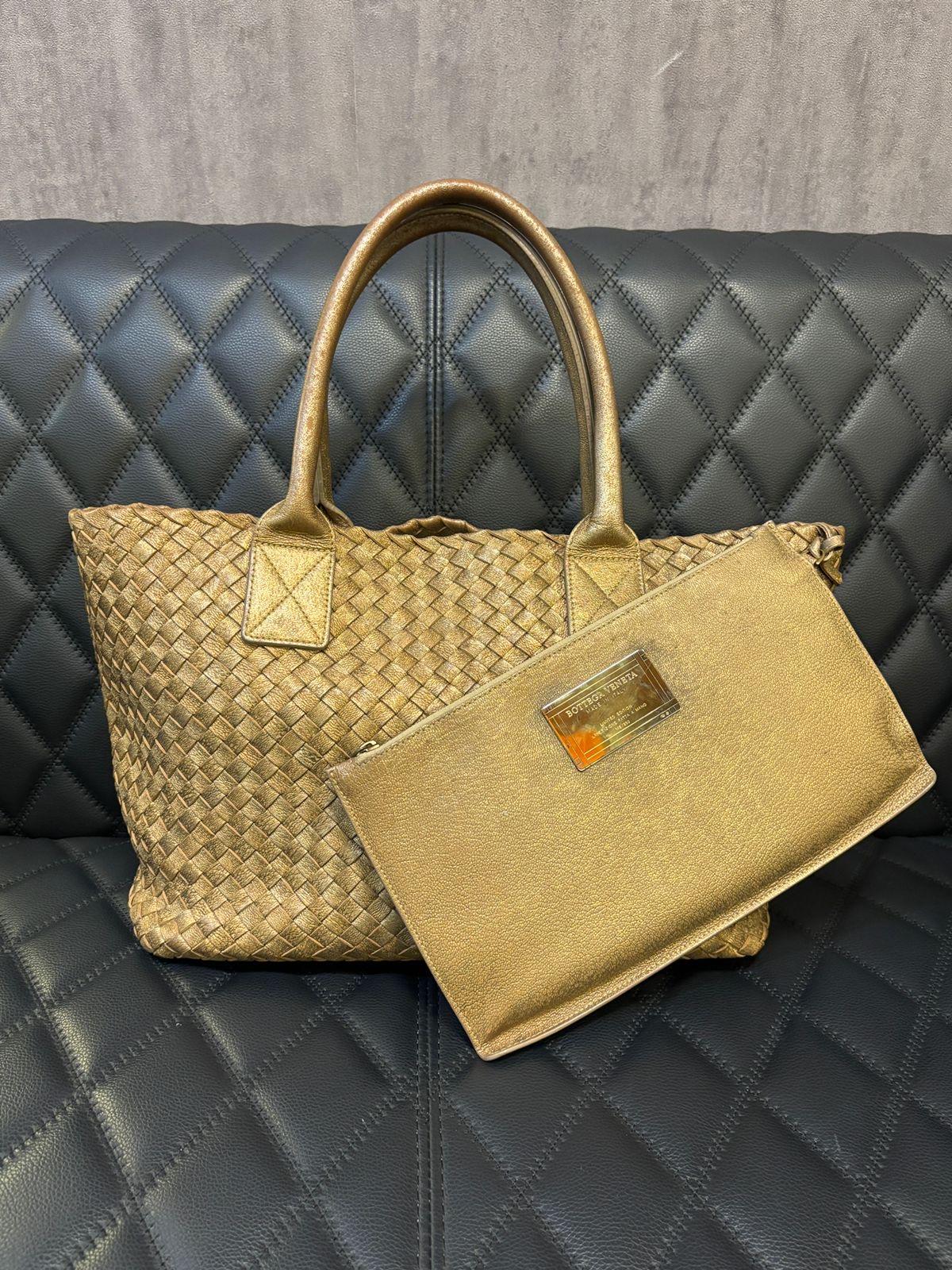 Bottega Veneta Gold gewebte Cabat-Tasche im Angebot 3
