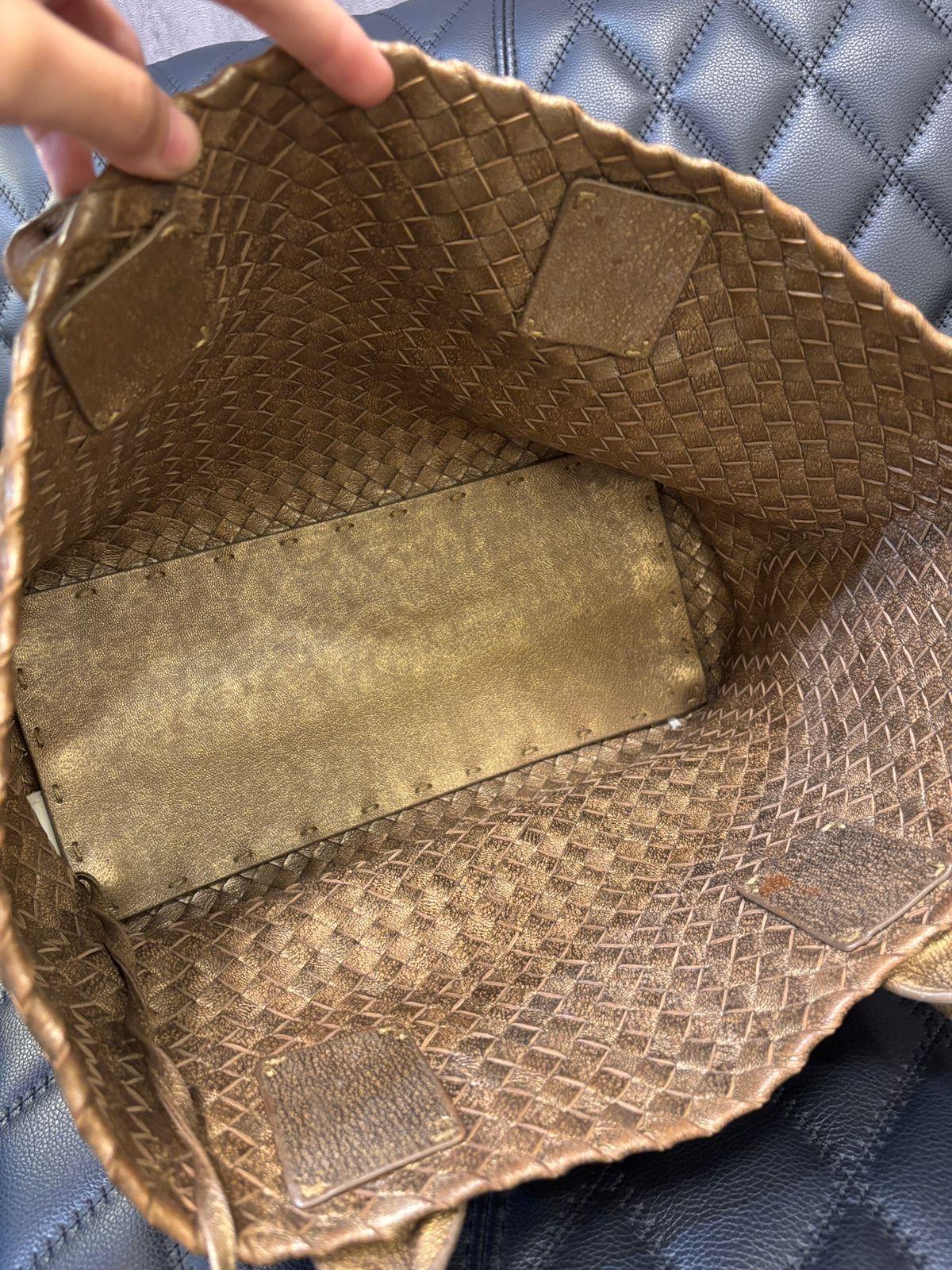 Bottega Veneta Gold gewebte Cabat-Tasche im Angebot 5