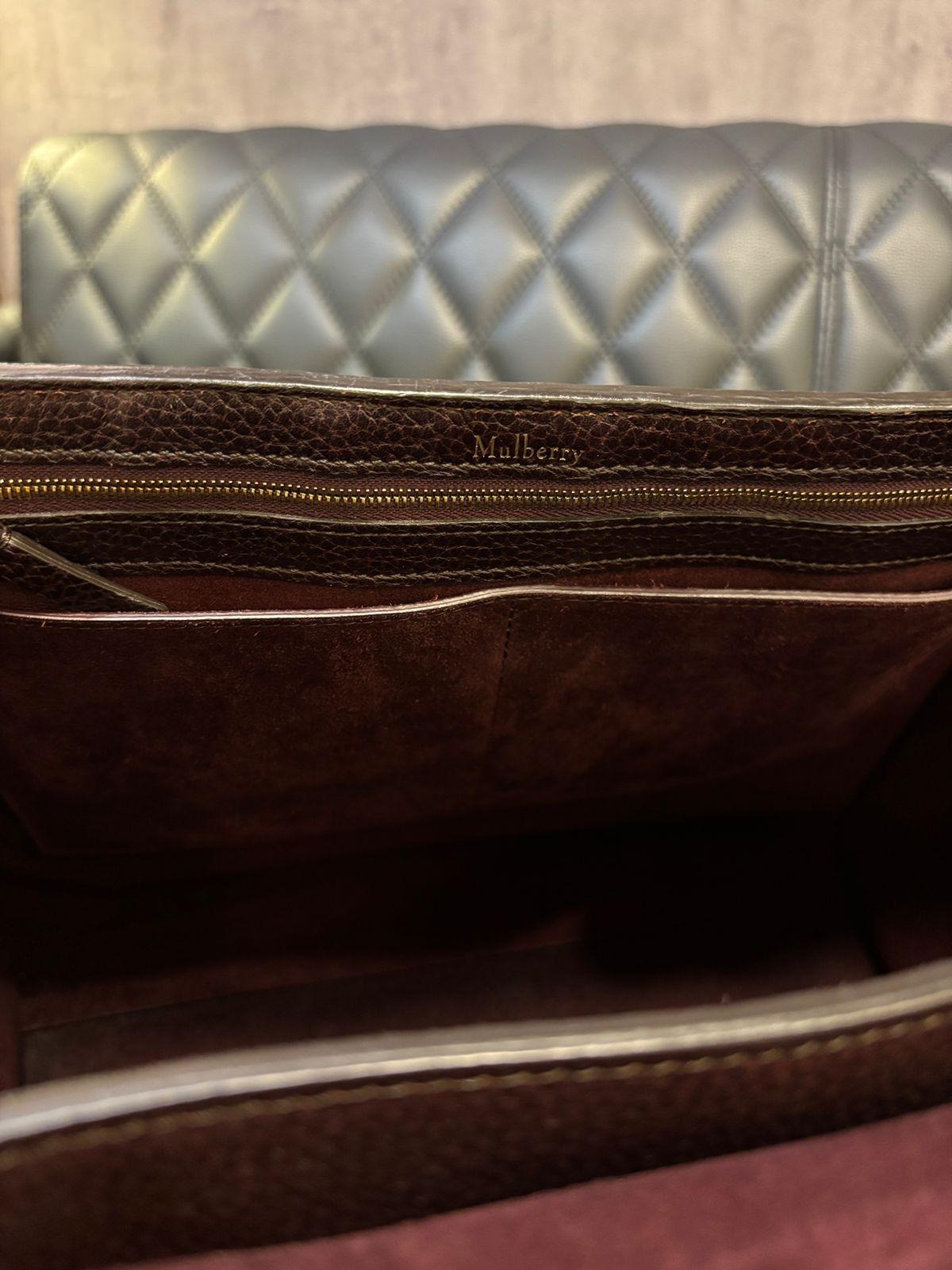 Classica tote mulberry bayswater in pelle martellata marrone con finiture dorate. Buone condizioni, visibili sfregamenti agli angoli. Perfetto per la borsa da lavoro. Viene fornito solo con il cinturino e il libretto. Lievi sbucciature sulla fodera