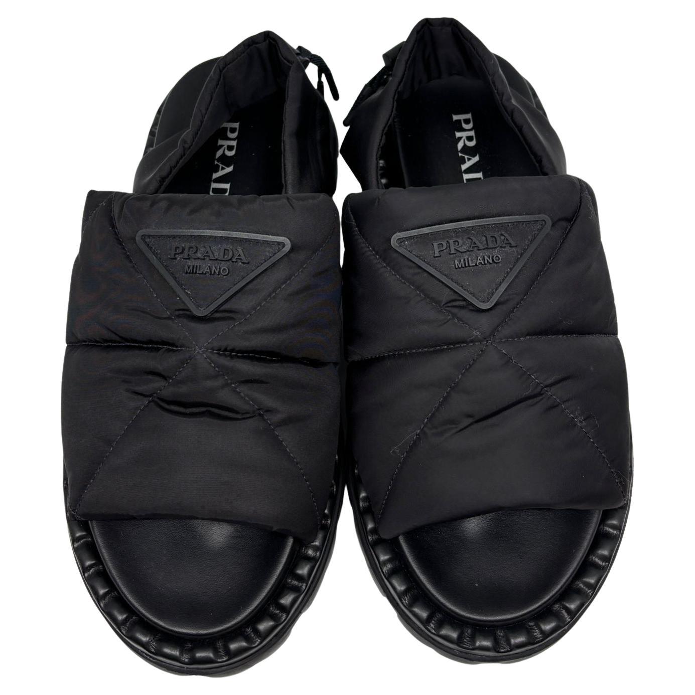 Prada Sandalias Triangle Logo Puffer Slingback Negras en venta