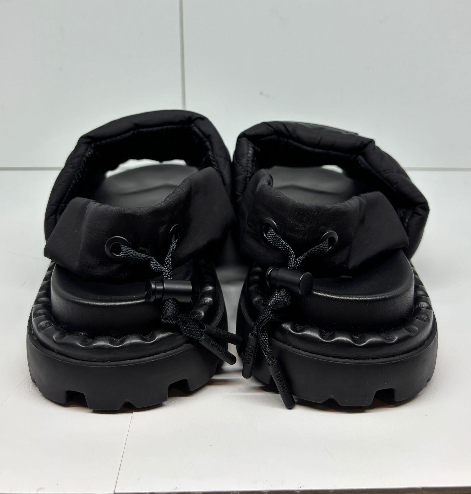 Prada Sandalias Triangle Logo Puffer Slingback Negras Negro en venta