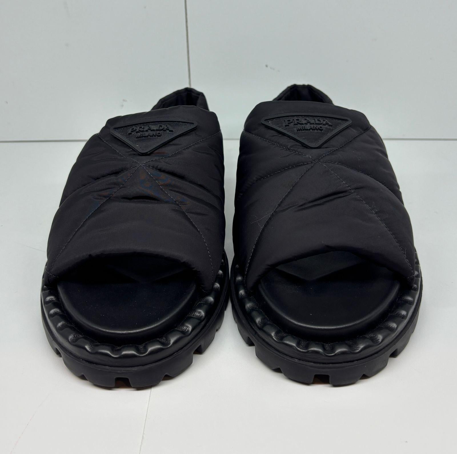 De las mujeres Prada Sandalias Triangle Logo Puffer Slingback Negras en venta