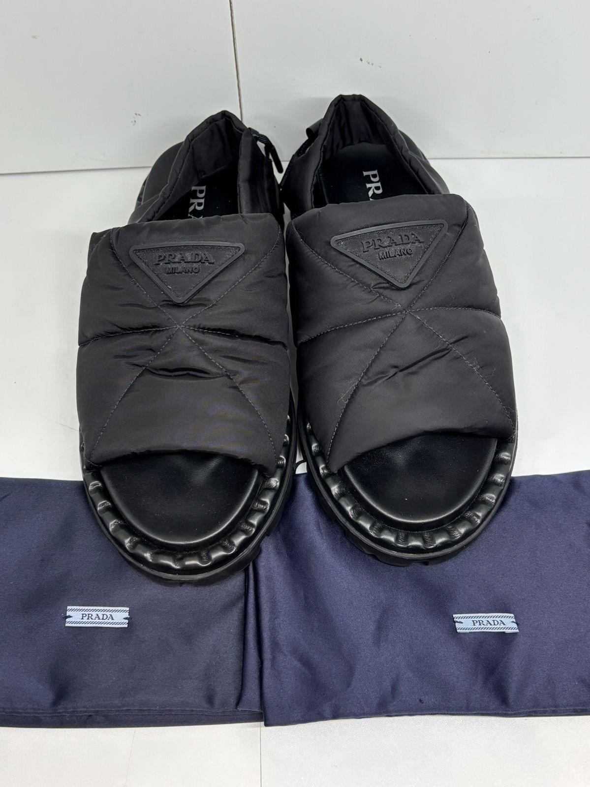 Sandalias de nylon acolchado Prada de nueva temporada con tira ajustable. Unas sandalias casual muy monas. Sólo prueba con marcas. Viene con su bolsa para el polvo. Talla 38 con plantillas de unos +-26 cm. Adecuado para la talla 38-40.