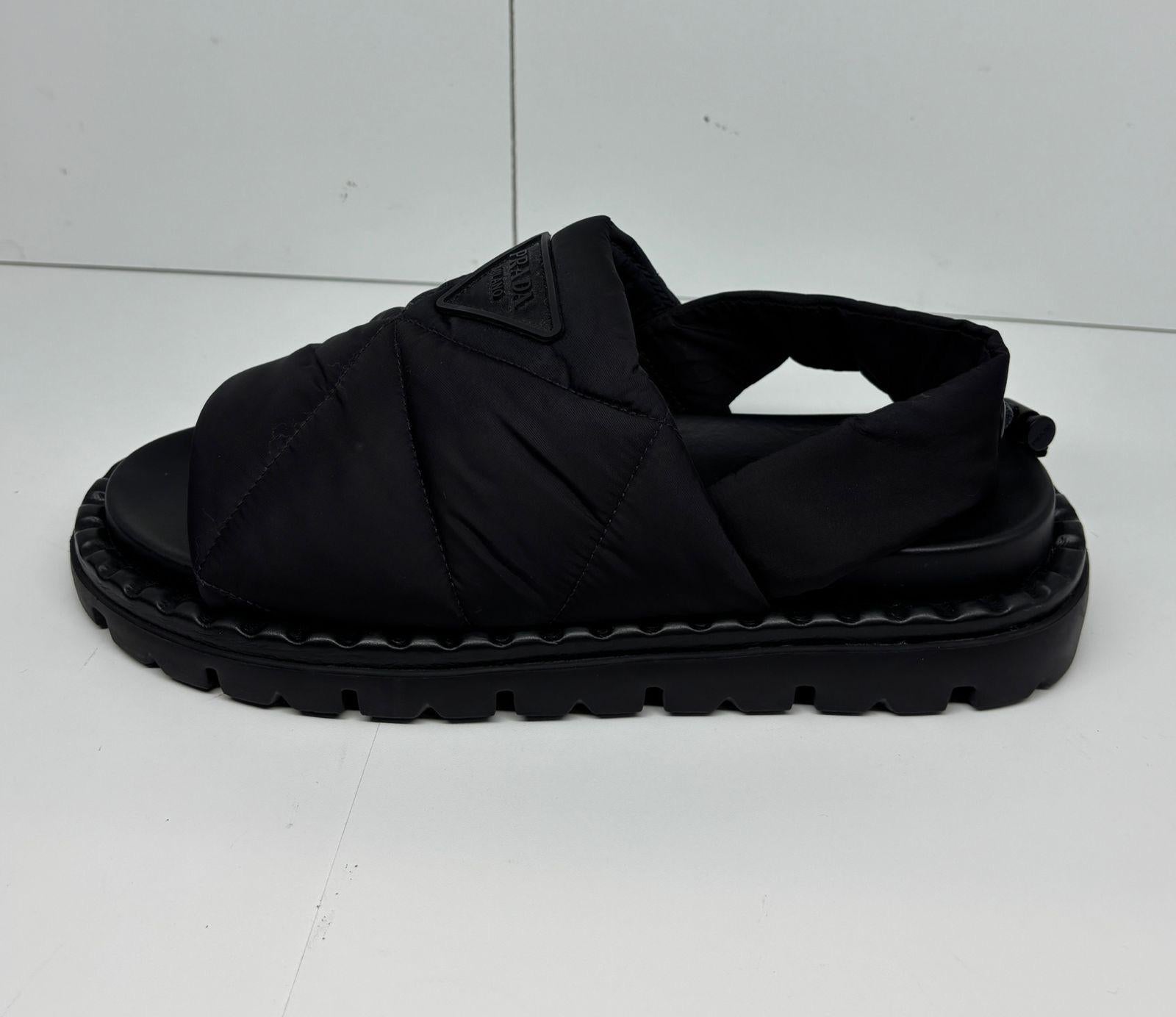 Prada Sandalias Triangle Logo Puffer Slingback Negras en venta 3
