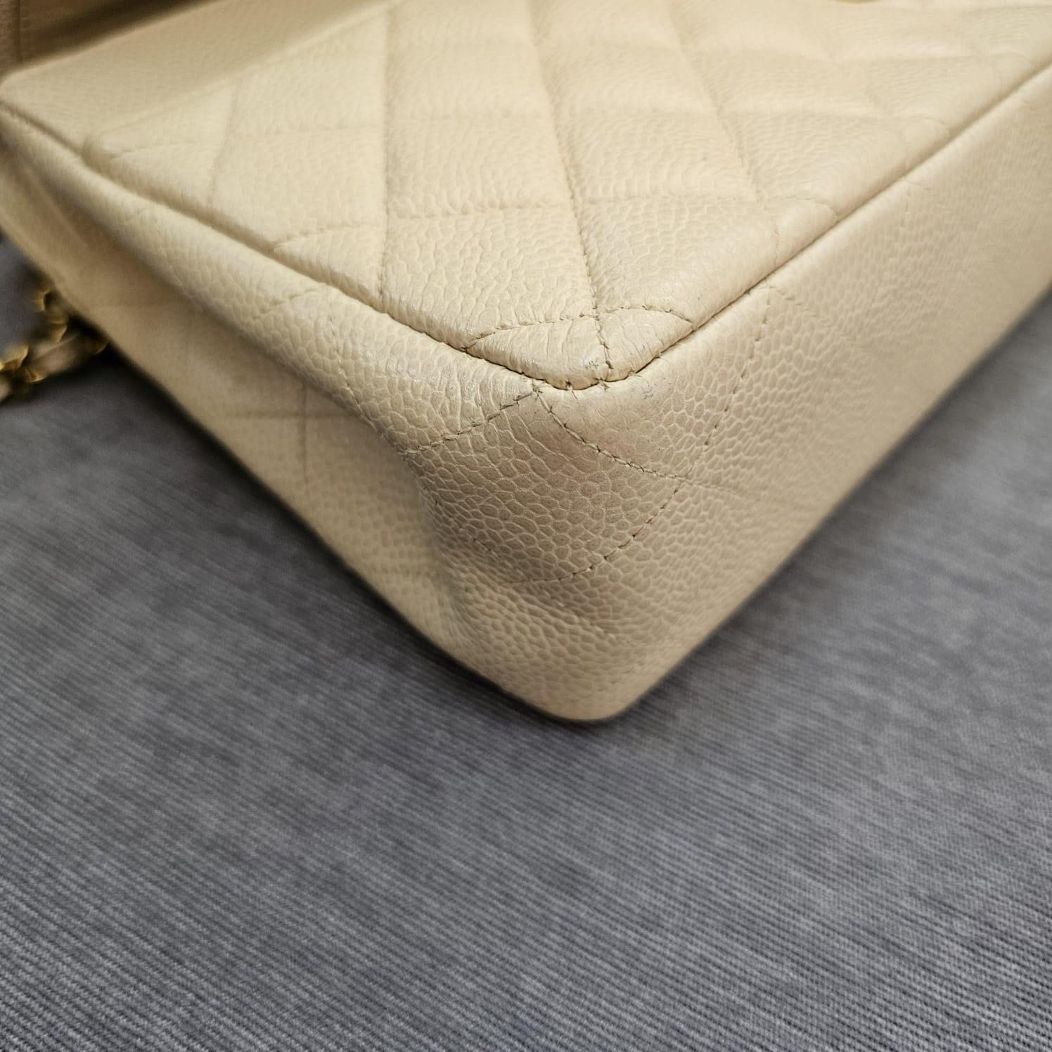 Vintage 1990 Cream Caviar Leather Medium Classic Double Flap Bag Unisexe en vente