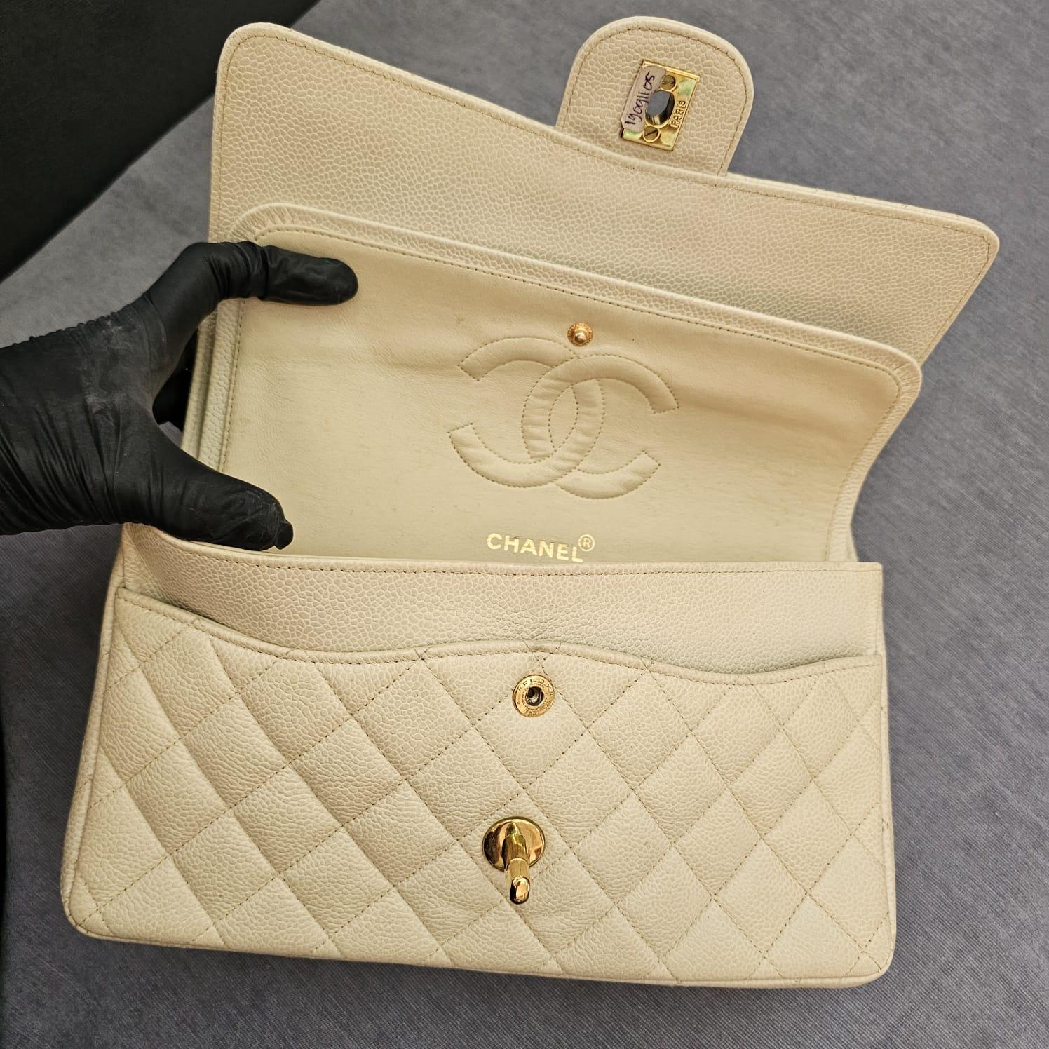 Vintage 1990 Cream Caviar Leather Medium Classic Double Flap Bag en vente 2