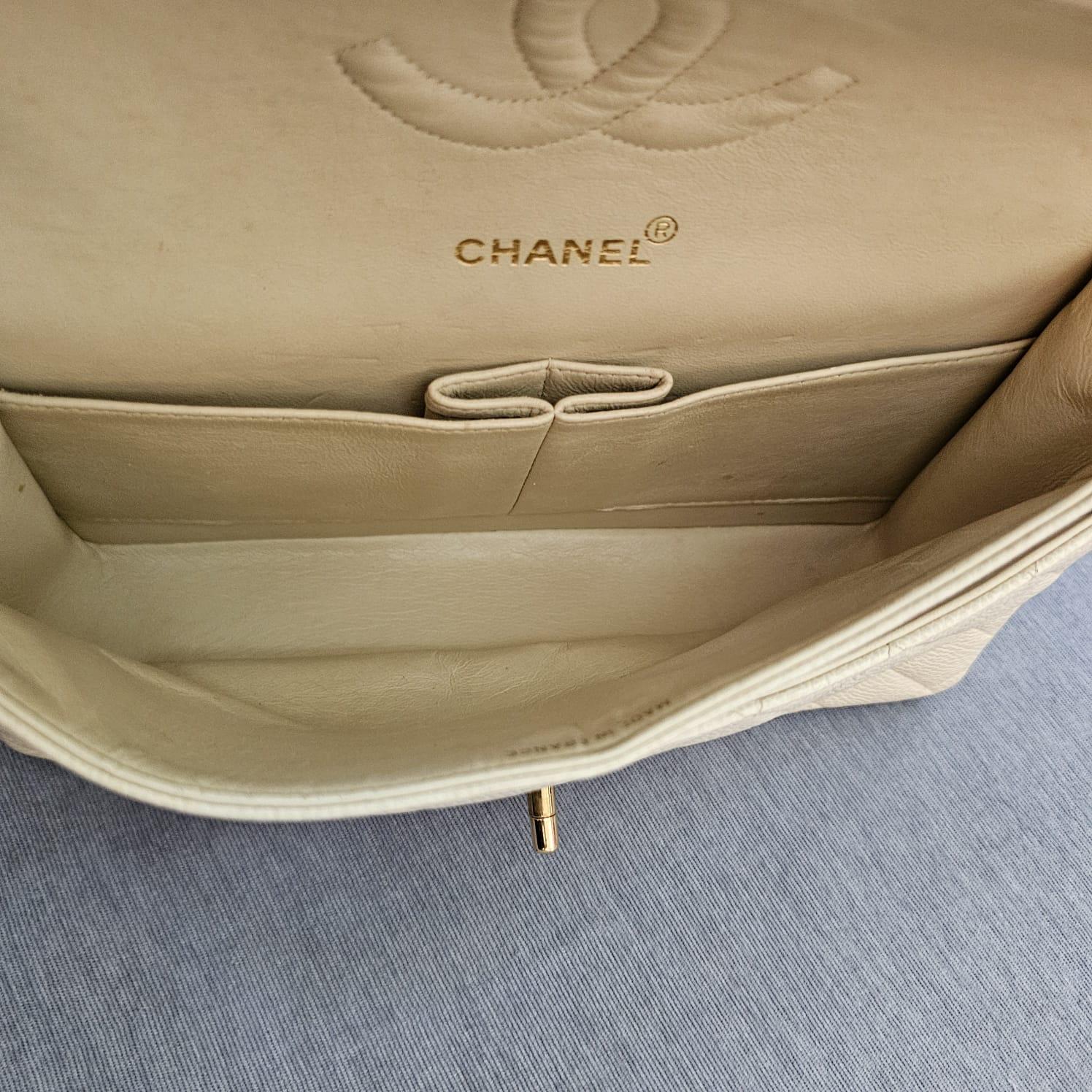 Beige Vintage 1990 Cream Caviar Leather Medium Classic Double Flap Bag en vente