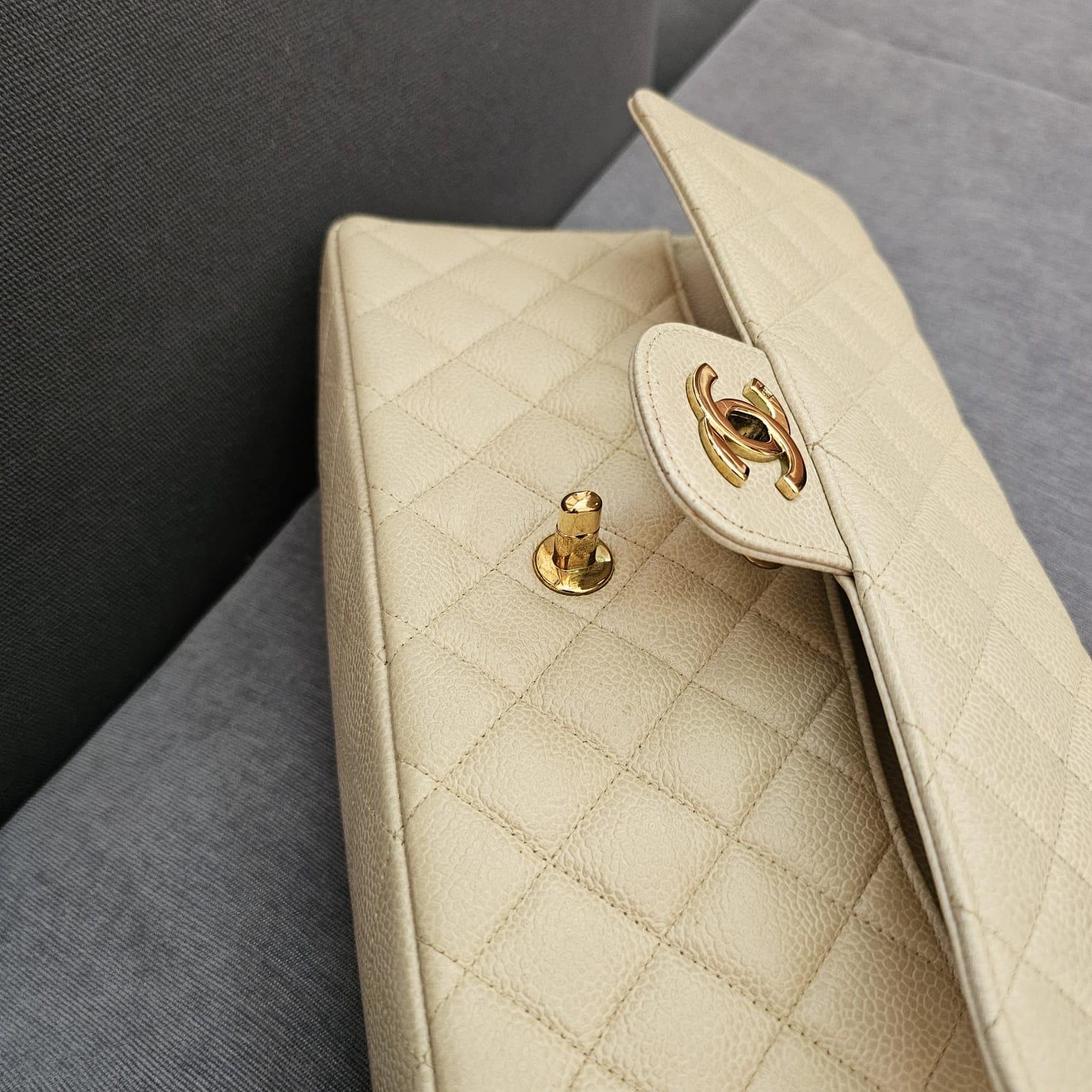 Vintage 1990 Cream Caviar Leather Medium Classic Double Flap Bag Bon état - En vente à Jakarta, Daerah Khusus Ibukota Jakarta