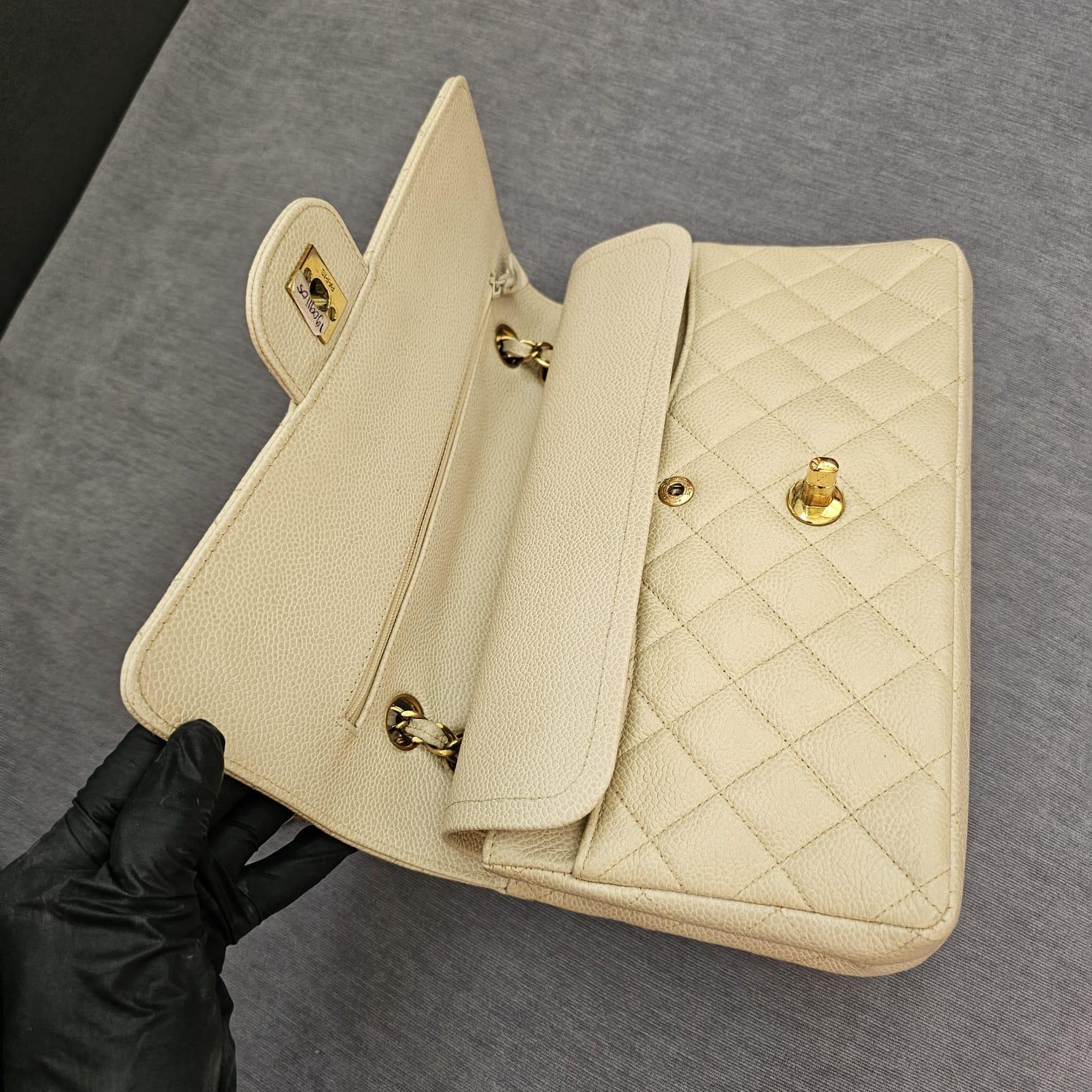 Vintage 1990 Cream Caviar Leather Medium Classic Double Flap Bag en vente 1