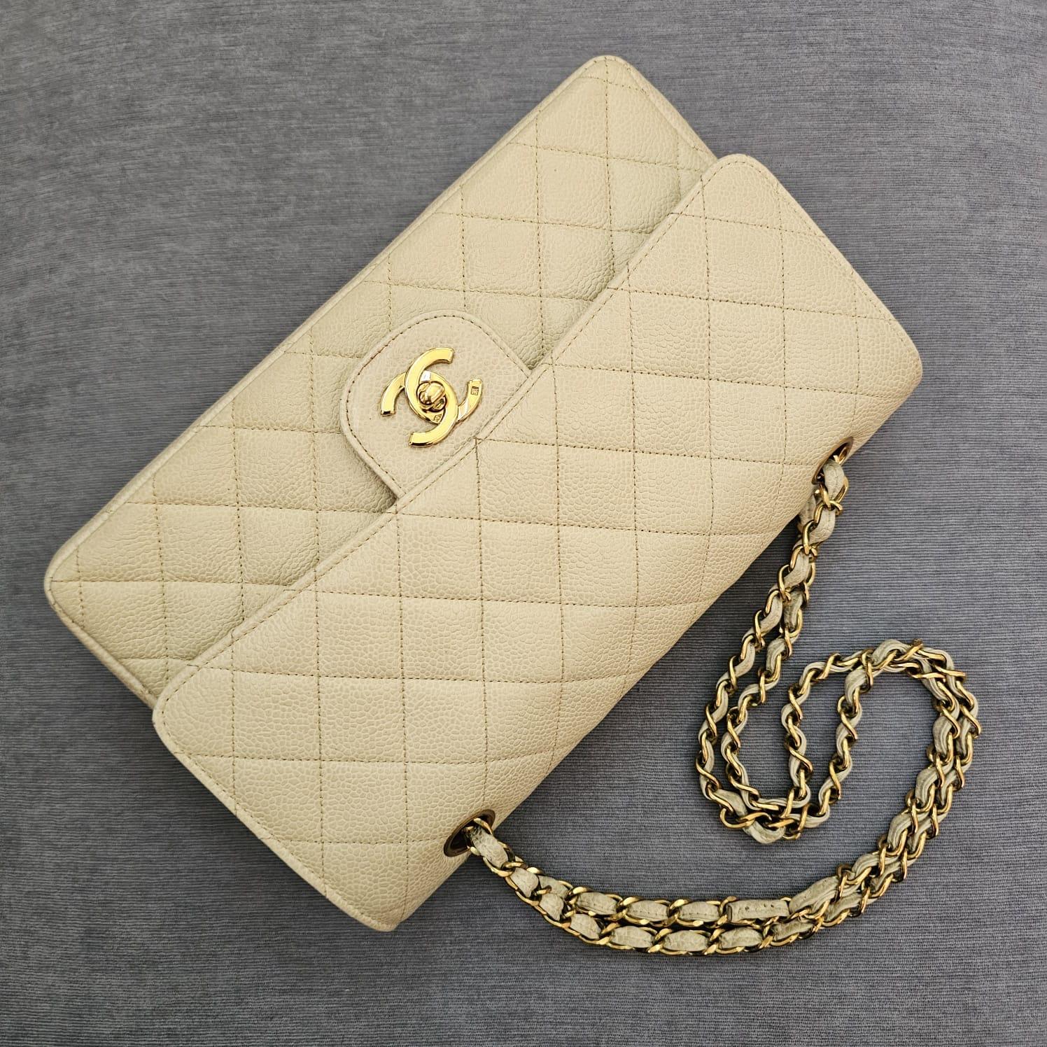Vintage 1990 Cream Caviar Leather Medium Classic Double Flap Bag en vente 6