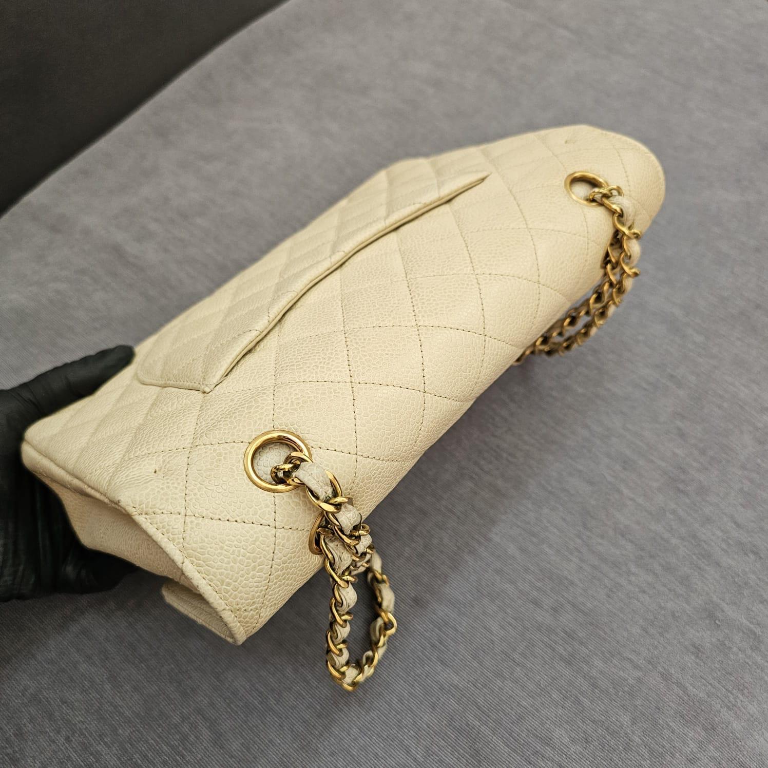 Vintage 1990 Cream Caviar Leather Medium Classic Double Flap Bag en vente 10