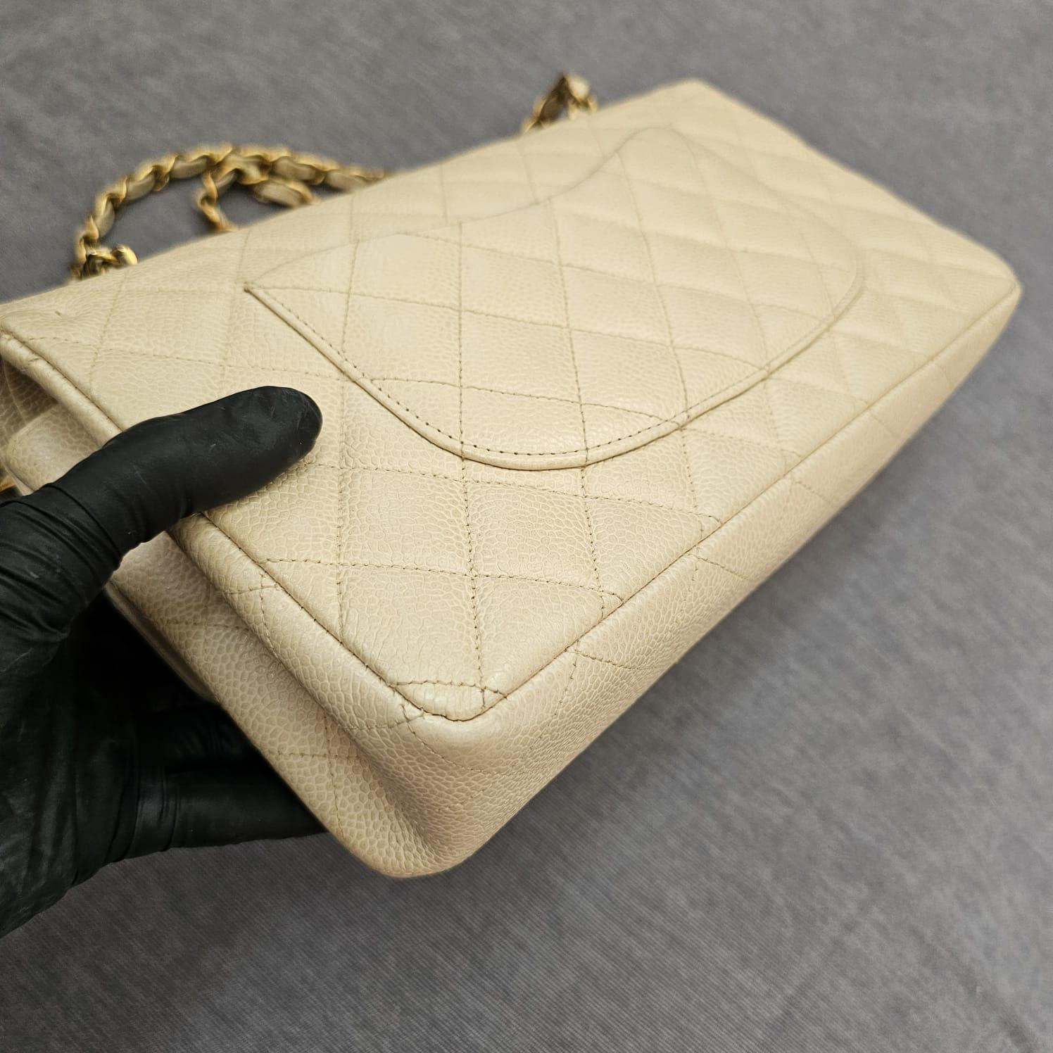 Vintage 1990 Cream Caviar Leather Medium Classic Double Flap Bag en vente 8