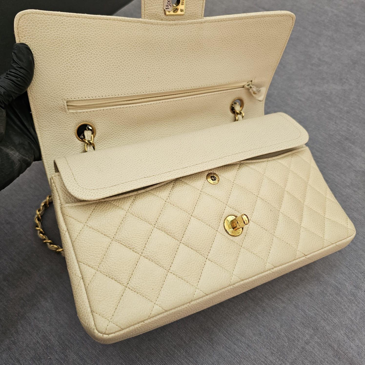 Vintage 1990 Cream Caviar Leather Medium Classic Double Flap Bag en vente 3