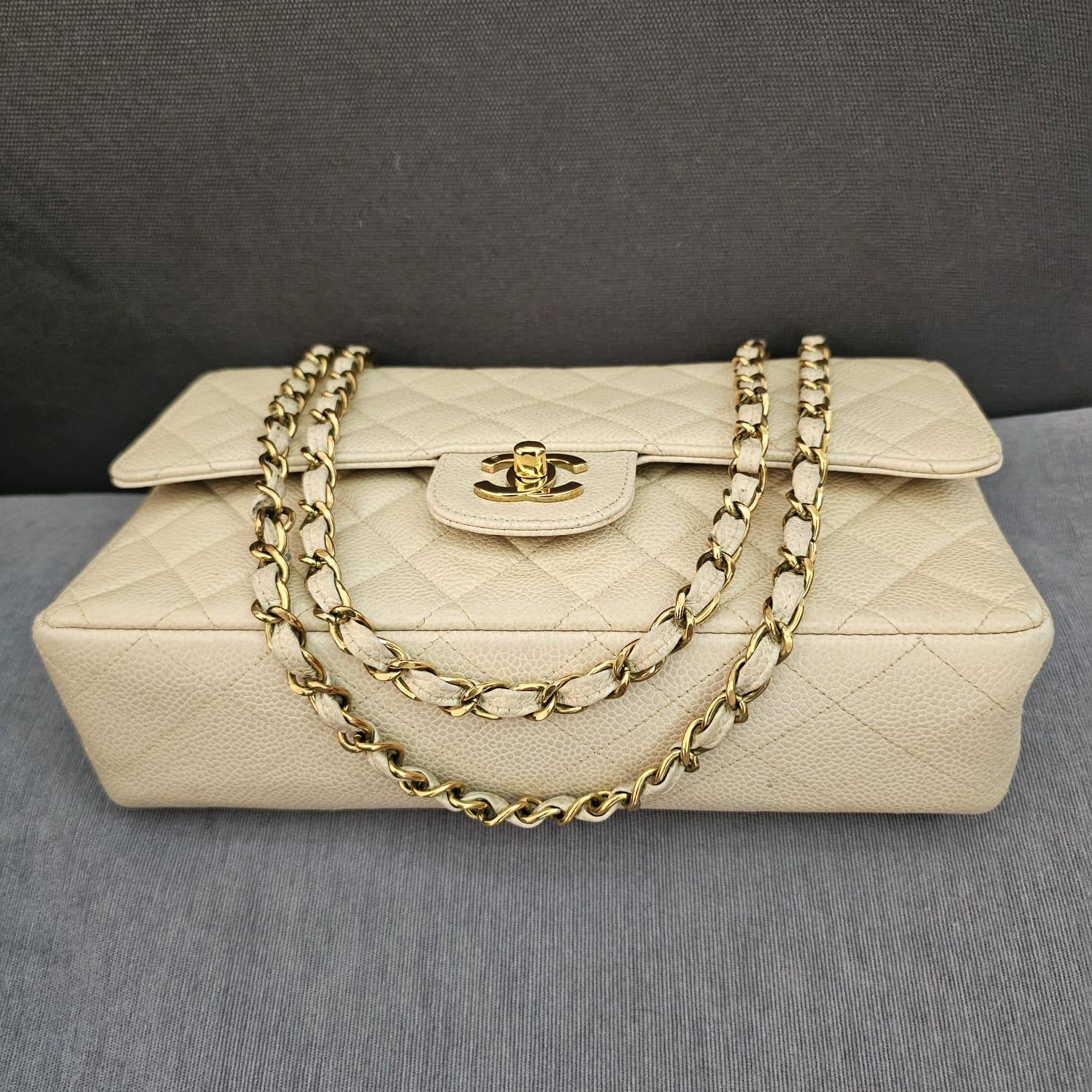 Vintage 1990 Cream Caviar Leather Medium Classic Double Flap Bag en vente 5