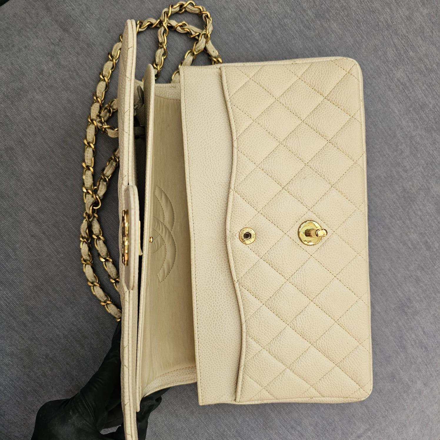 Vintage 1990 Cream Caviar Leather Medium Classic Double Flap Bag en vente 7