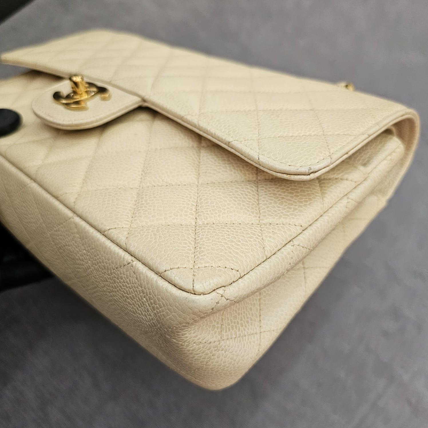 Vintage 1990 Cream Caviar Leather Medium Classic Double Flap Bag en vente 14