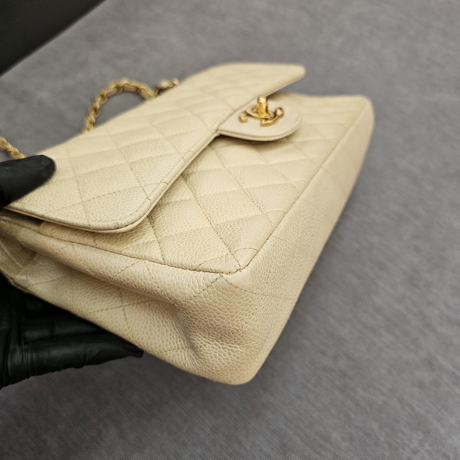 Vintage 1990 Cream Caviar Leather Medium Classic Double Flap Bag en vente 13
