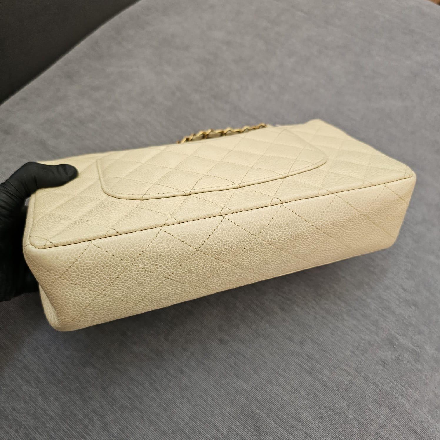 Vintage 1990 Cream Caviar Leather Medium Classic Double Flap Bag en vente 12