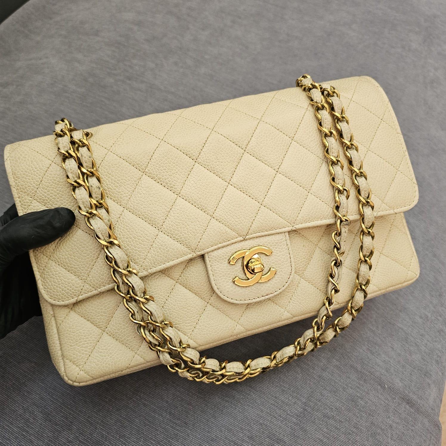 Vintage 1990 Cream Caviar Leather Medium Classic Double Flap Bag en vente 11